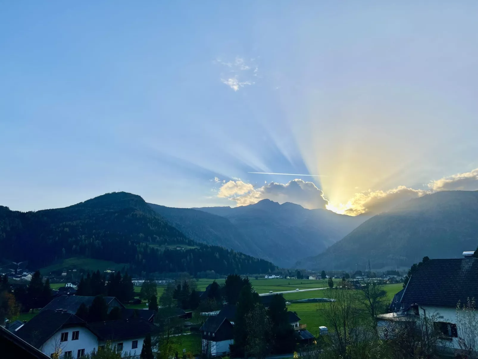 Geräumiges Apartment mit Panoramabergblick-Buiten
