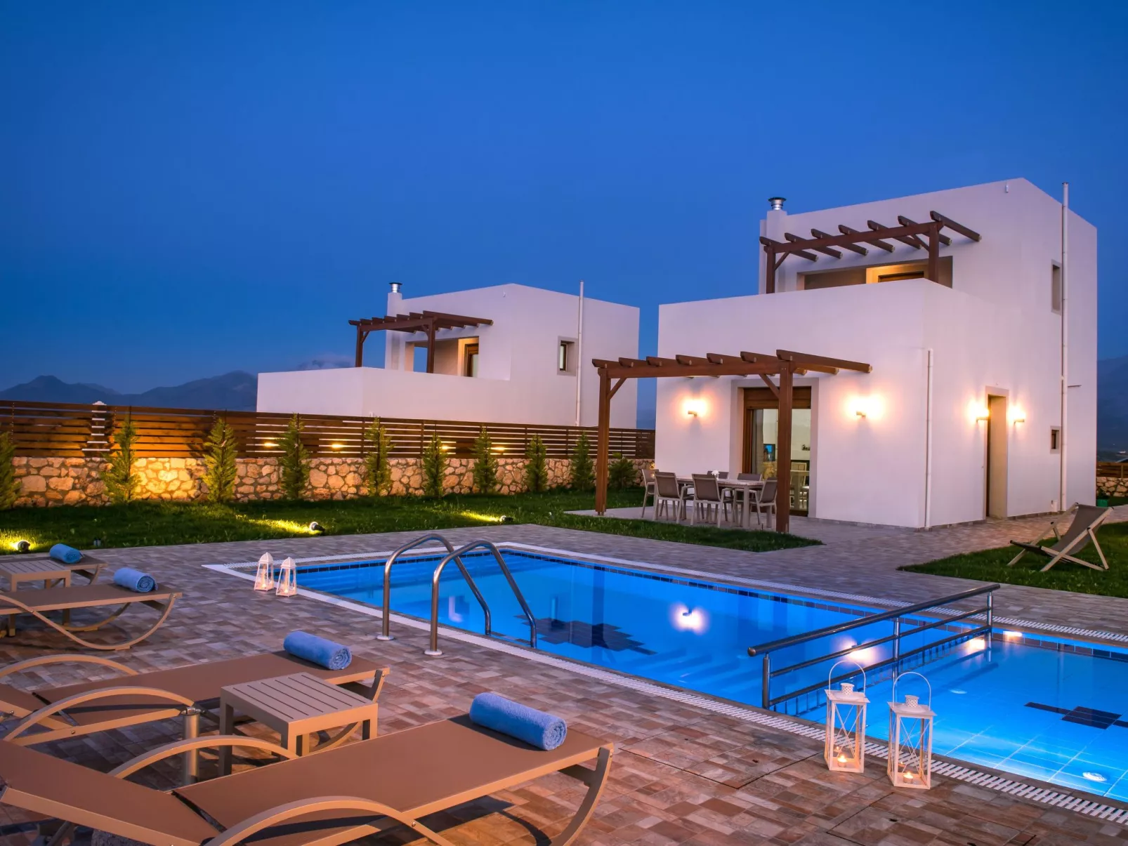 Villa mit Panoramablick Pool und Grillplatz in Strandnähe-Buiten