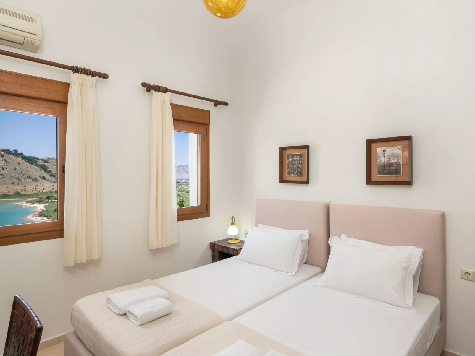 Villa mit Seeblick und Pool in der Nähe von Restaurants-Image-tags.info