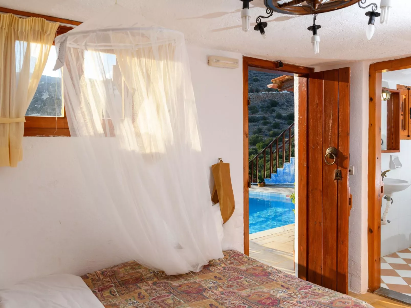 Kretisches Steinhaus mit Gemeinschaftspool-Binnen