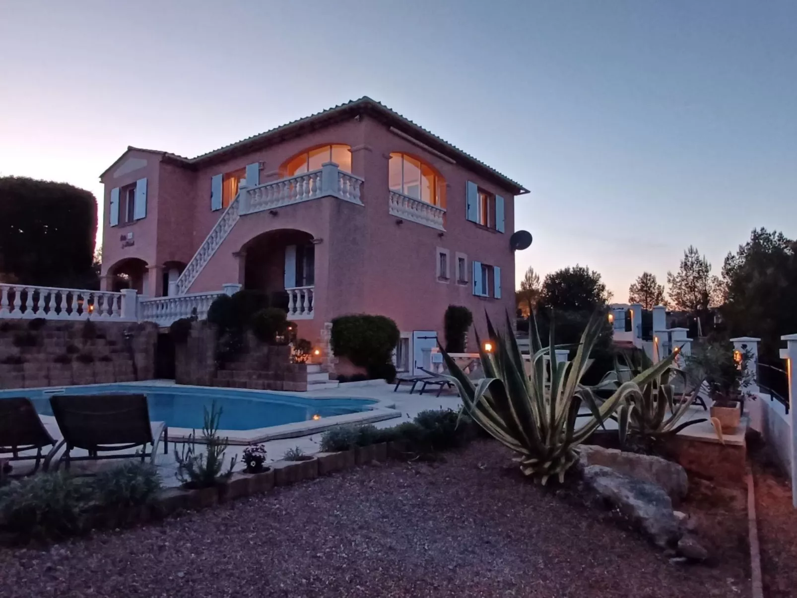 Schöne Ferienwohnung mit Meerblick und Pool-Buiten