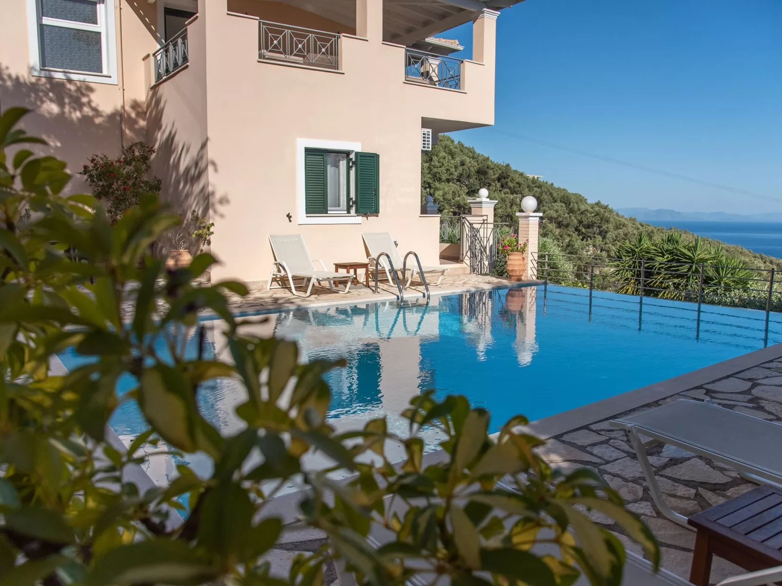 Villa Sotiris mit Pool und herrlichem Meerblick-Buiten