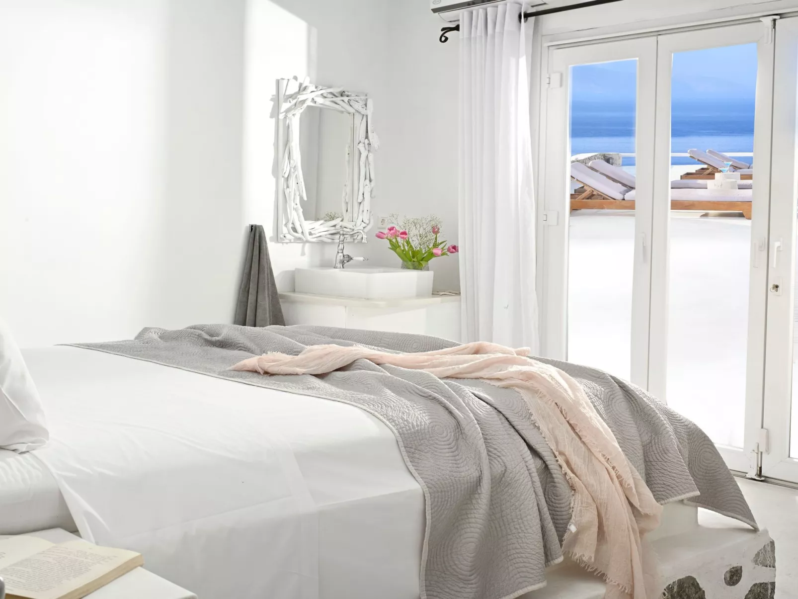 SUPERB BEACH ACCESS LUXURY SEA VILLA POOL by Calypso Sunset-Binnen