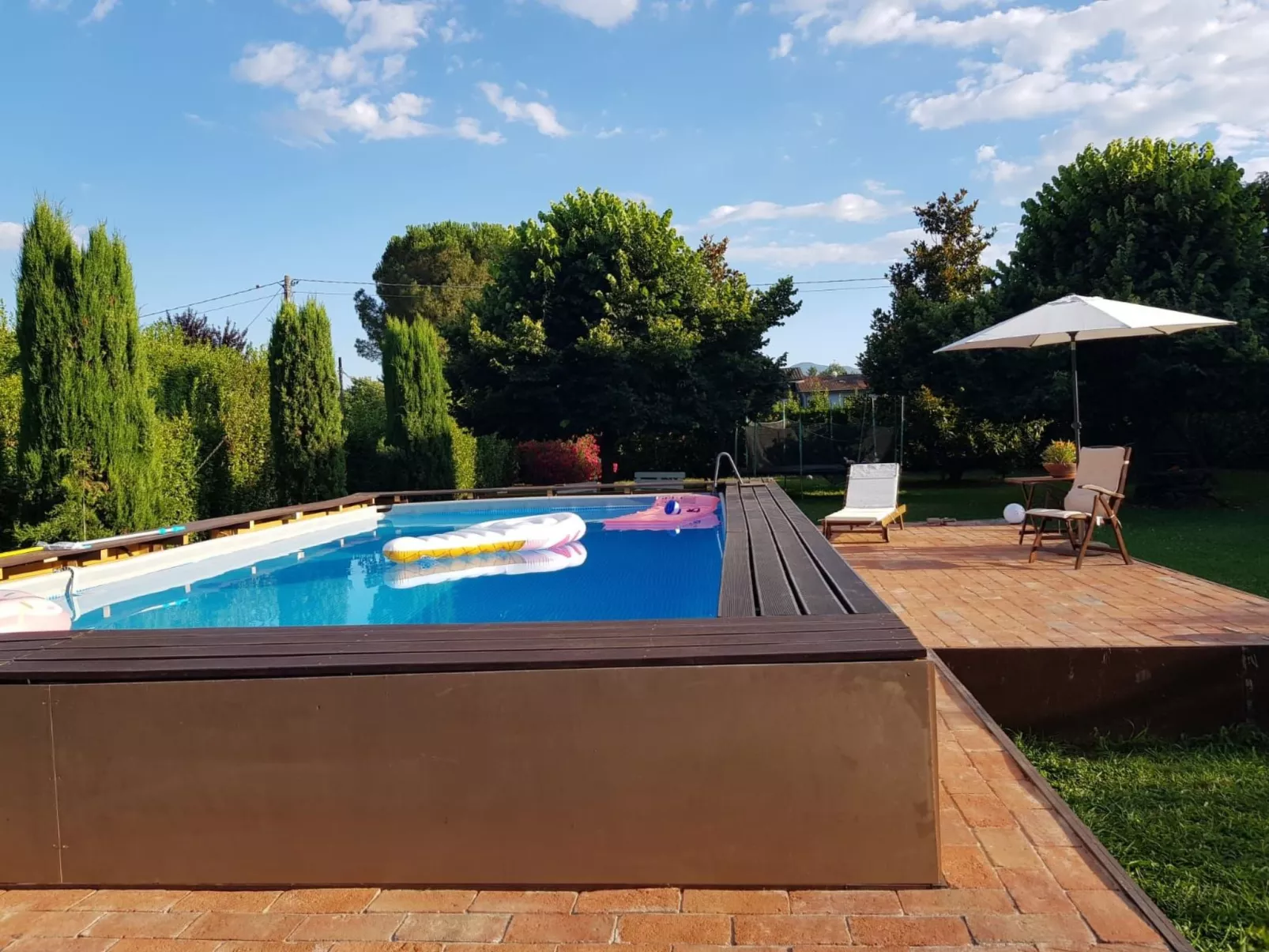 Unterkunft in einer Villa, Schwimmbad und großer Garten-Buiten