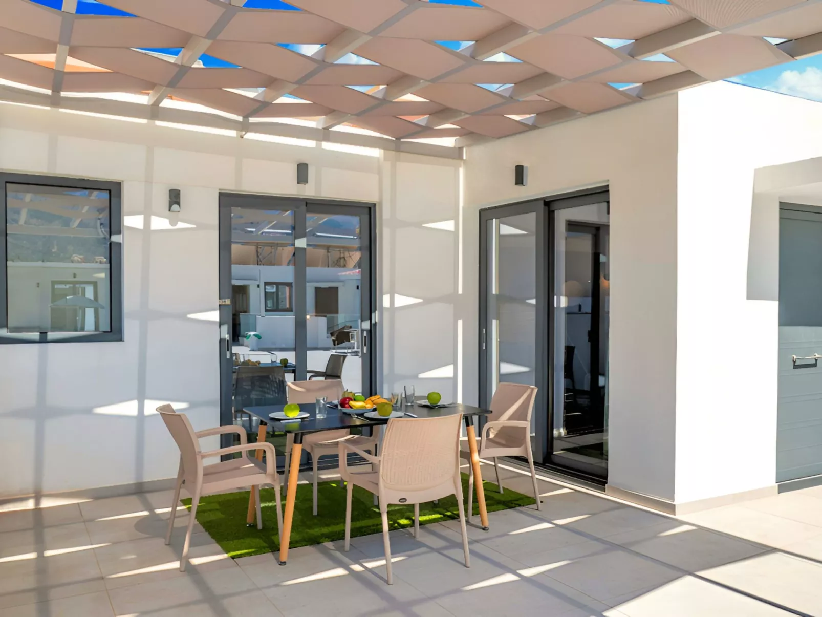 Pnoe Beachside Suite-Buiten