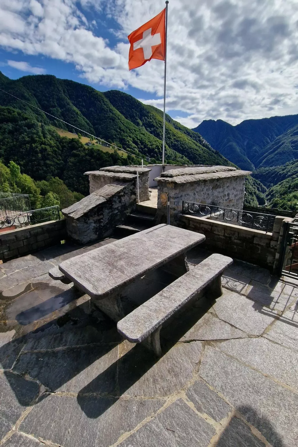 Chalet in den sonnigen Schweizer Südalpen-Buiten