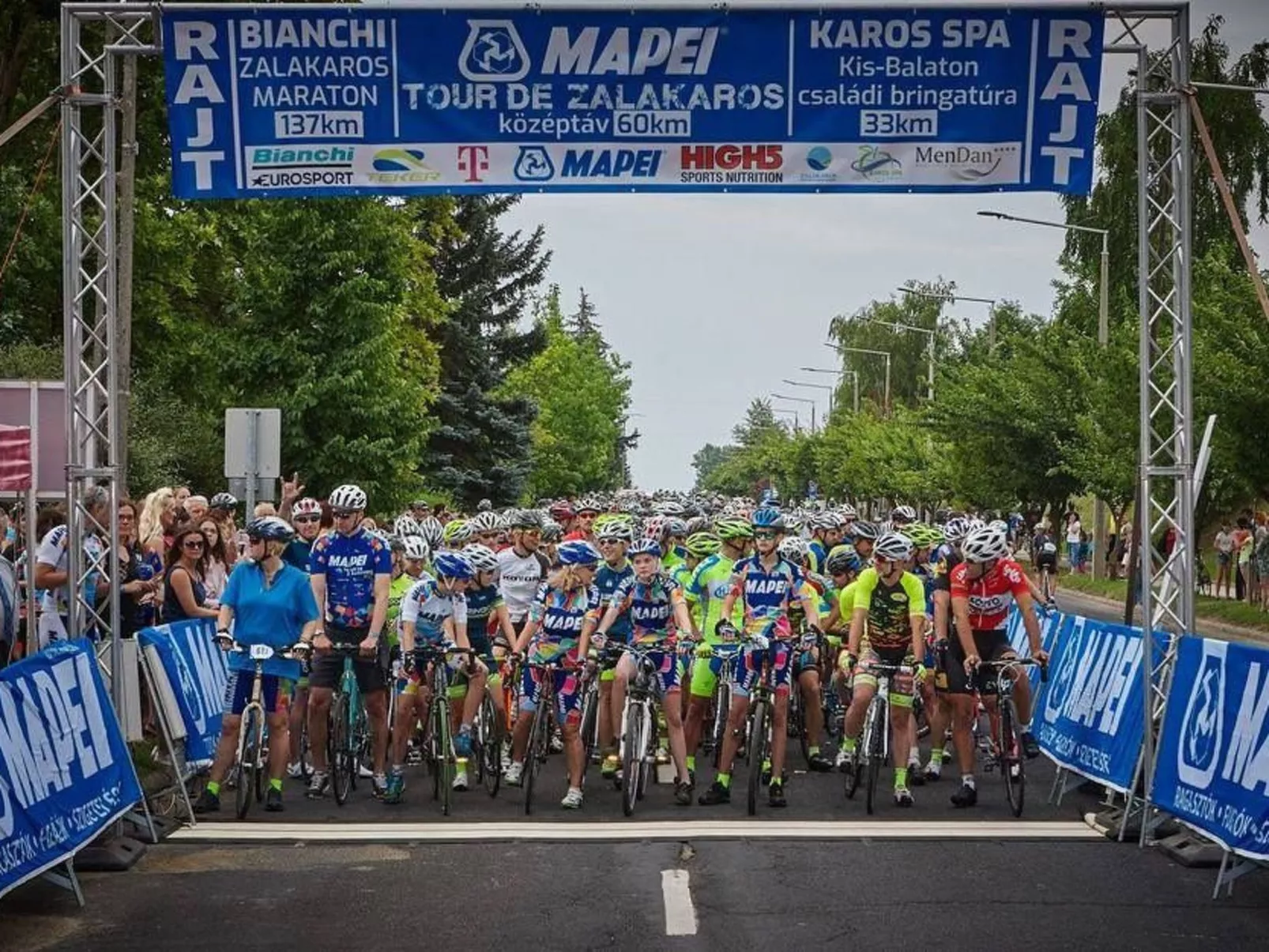 Bequem eingerichtete Wohnung mit großem Garten-Buiten