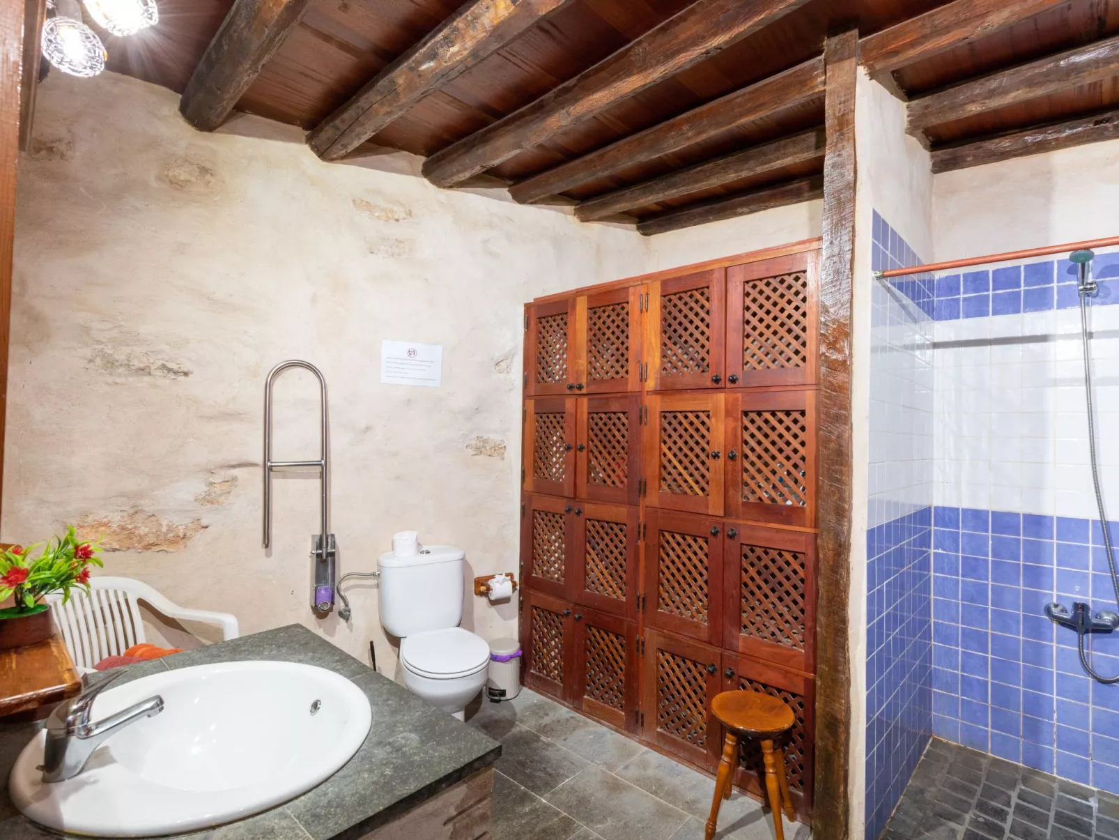 "Tamasite ajuy" mit Schwimmbad-Binnen