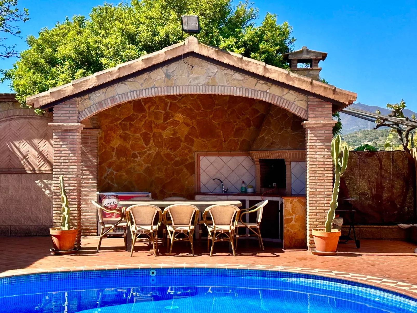 Charmantes Ferienhaus mit Grill und Schwimmingpool-Buiten