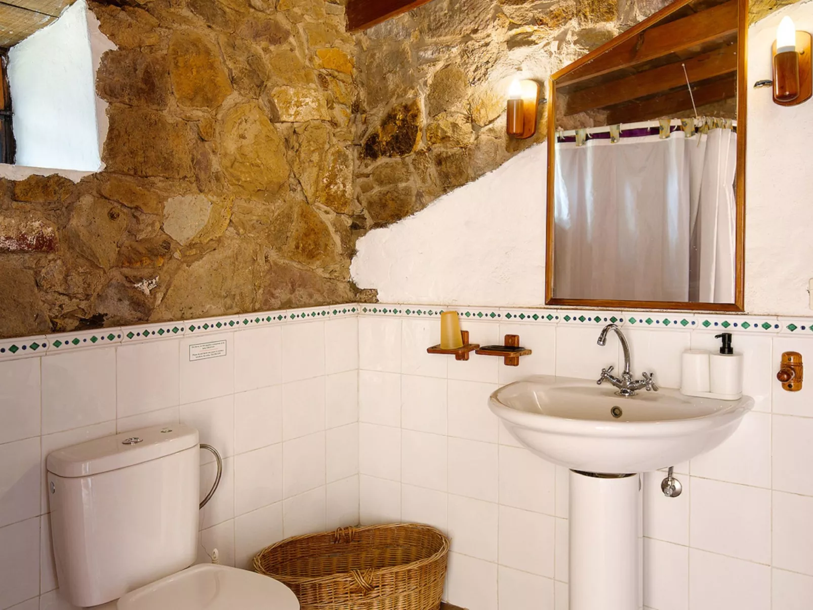 250 Jahre altes Steinhaus mit zwei Terrassen inmitten einer wunderbaren Naturla-Binnen