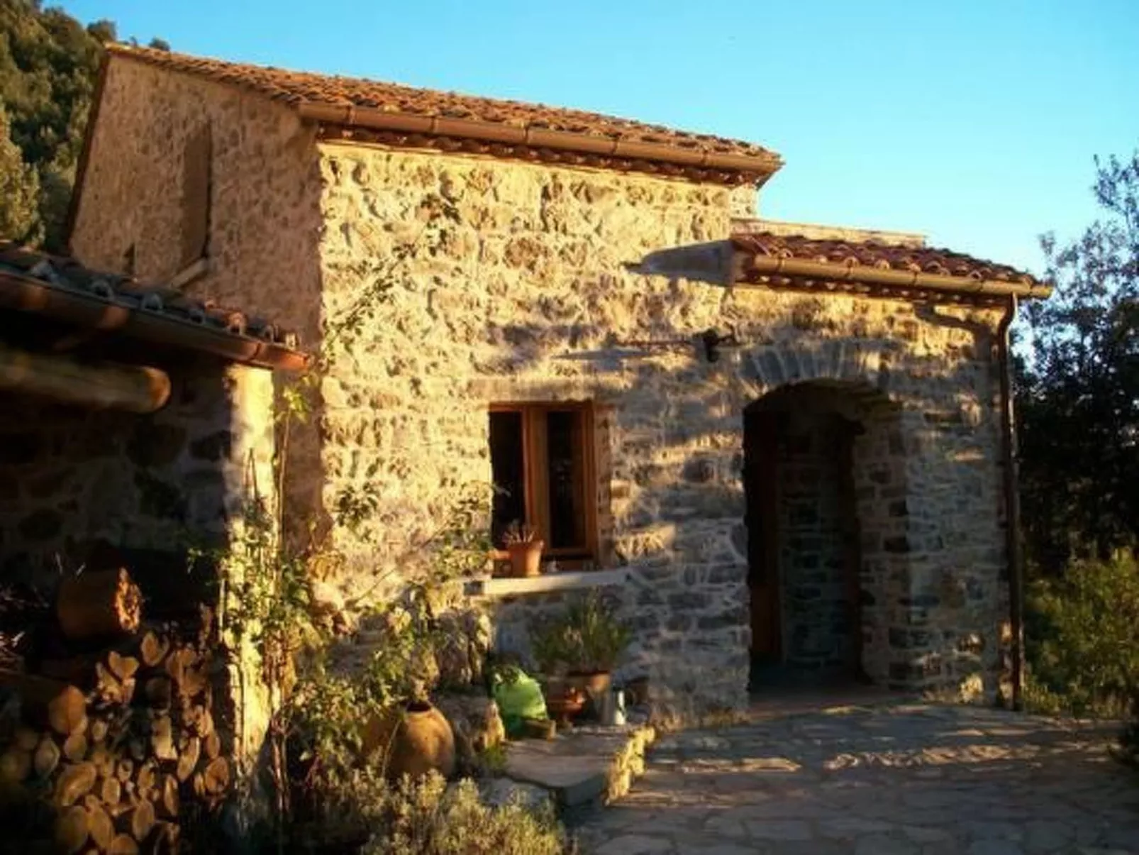 Natursteinhaus mit Panoramablick zum Meer-Buiten