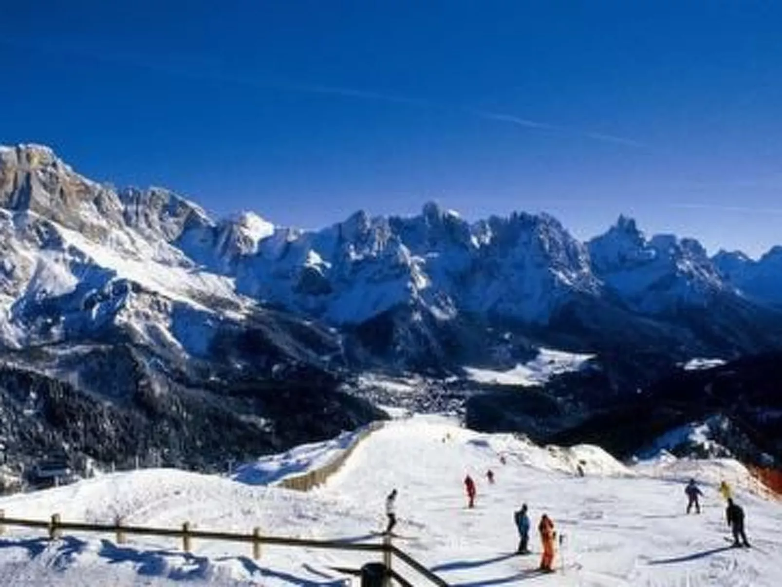 Romantisches Chalet in den Wiesen der Dolomiten-Binnen