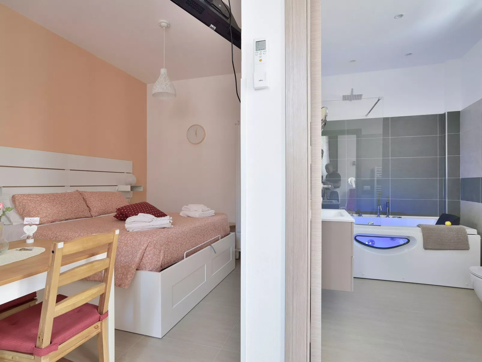 Romantisches Zimmer mit Jacuzzi-Binnen