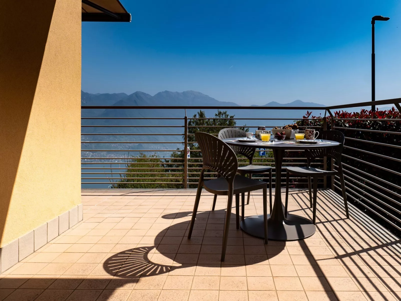 Lights on the Lake Zweizimmerwohnung mit Terrasse und Pool-Buiten