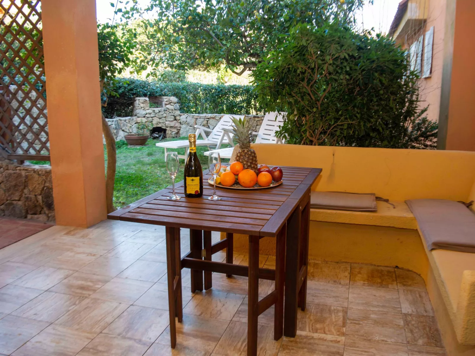 Große Drei-Zimmer-Wohnung am Golf von Marinella-Image-tags.info