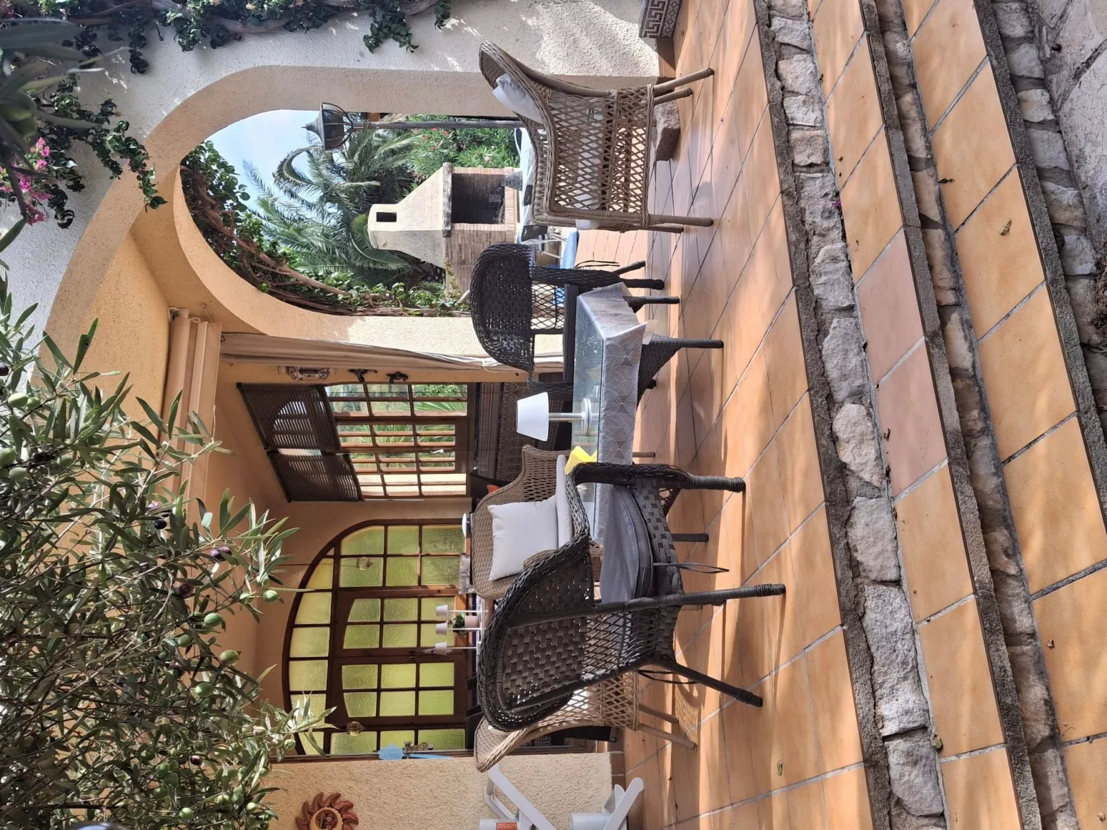 Mit Pool am Meer-Buiten