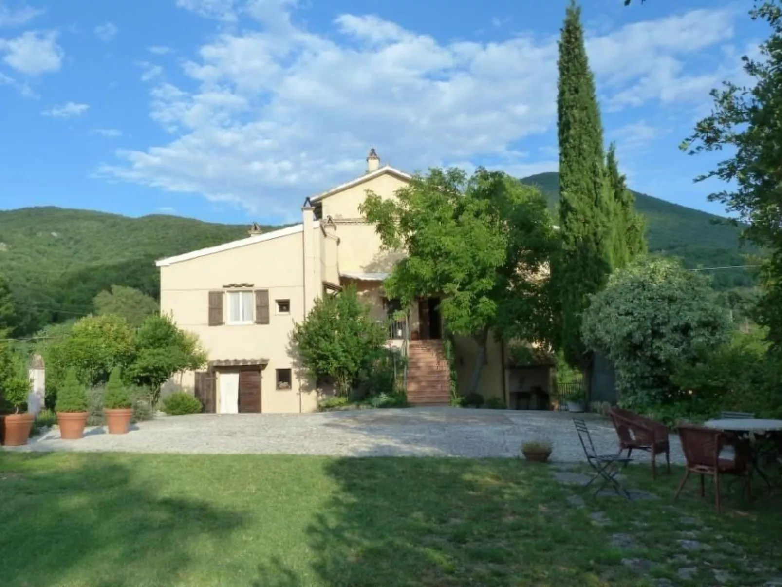 Altes Landhaus mit Schwimmbad und viel Grün-Buiten