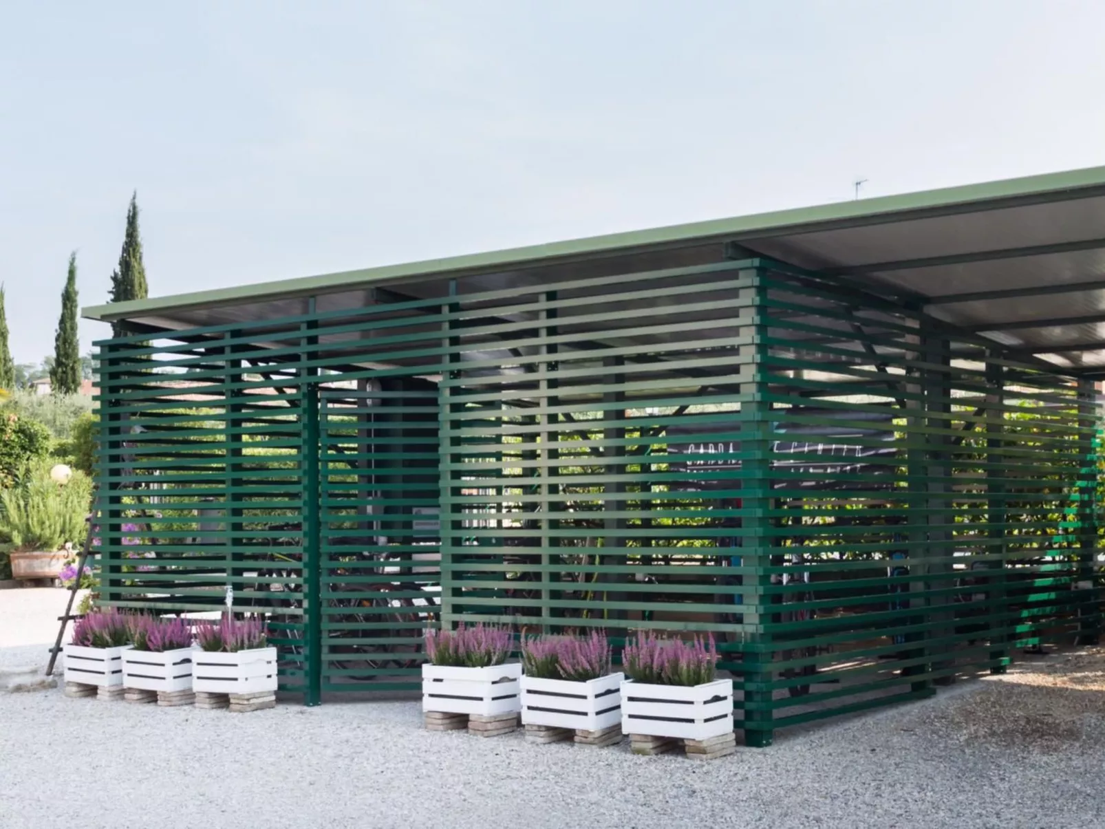 Peony' Wohnung mit Schwimmbad-Buiten