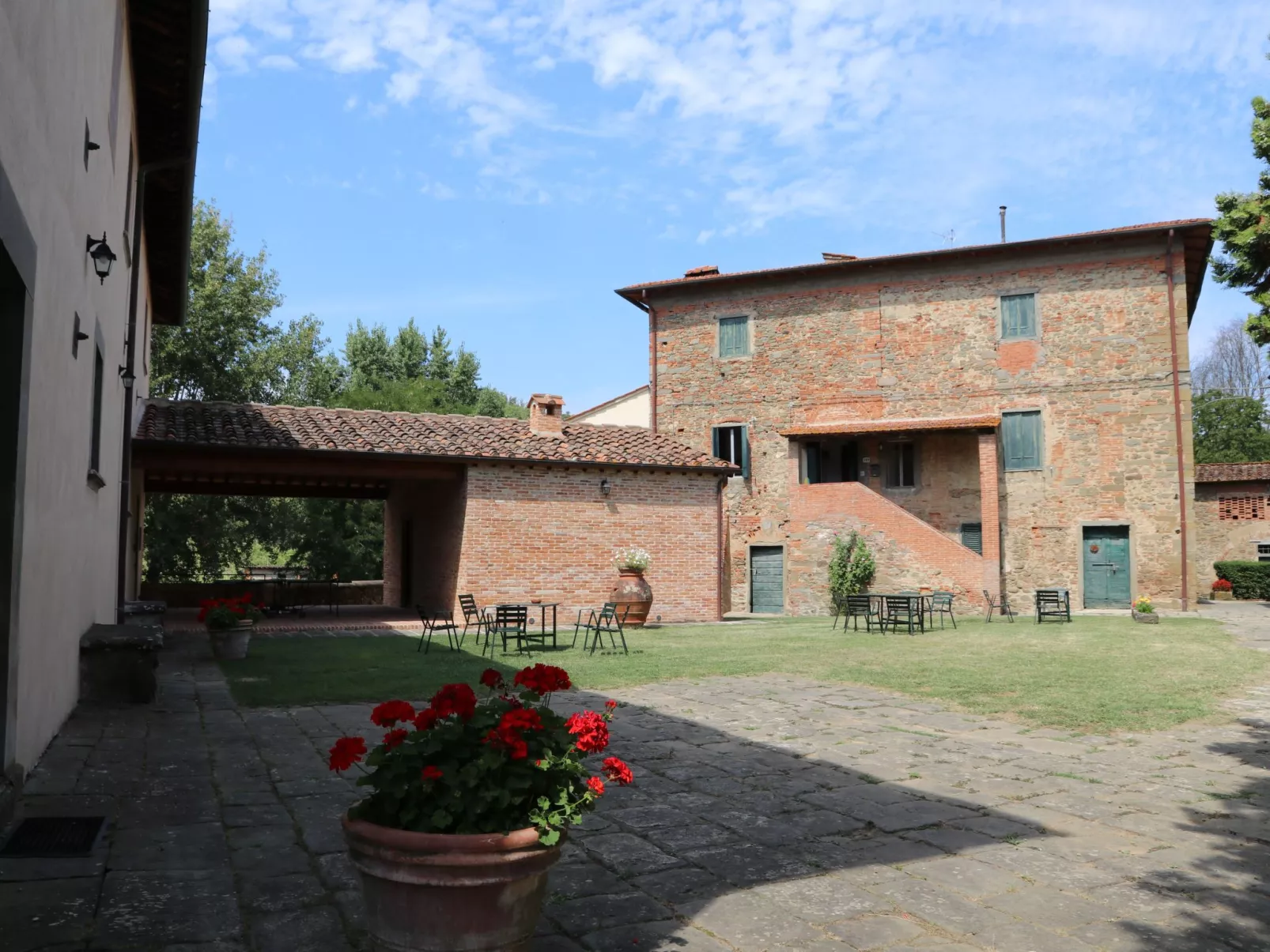 Schönes 1-Zimmer-Apartment-Buiten