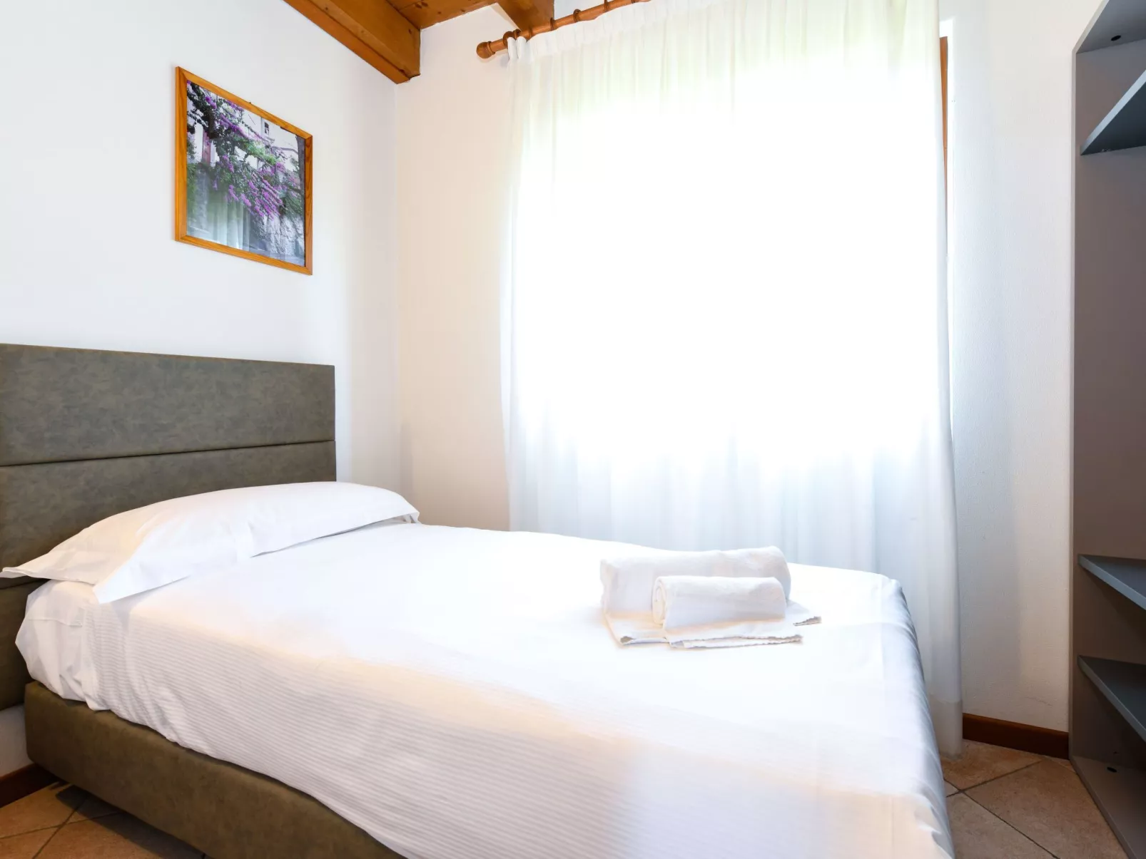 Wohnung mit Balkon, Schwimmbad und Seeblick-Binnen