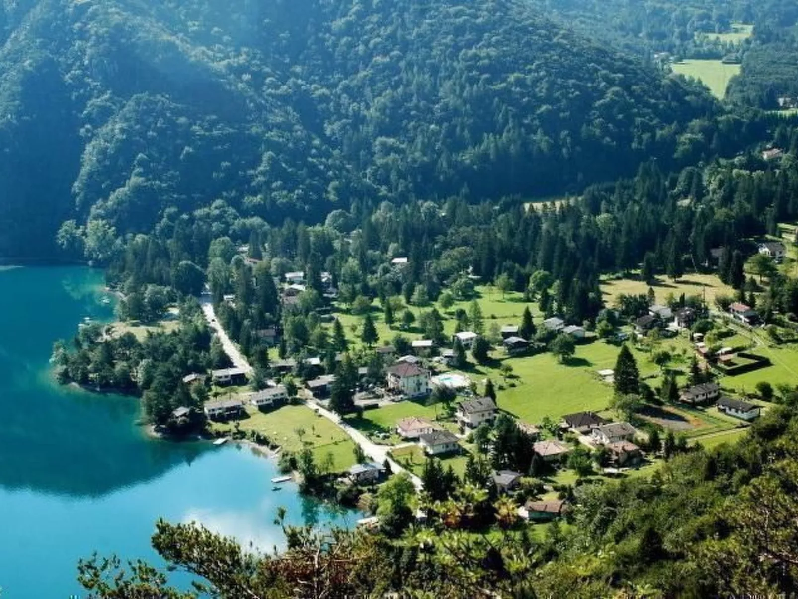 Freistehendes Haus mit eingezäuntem Privatgarten-Image-tags.info