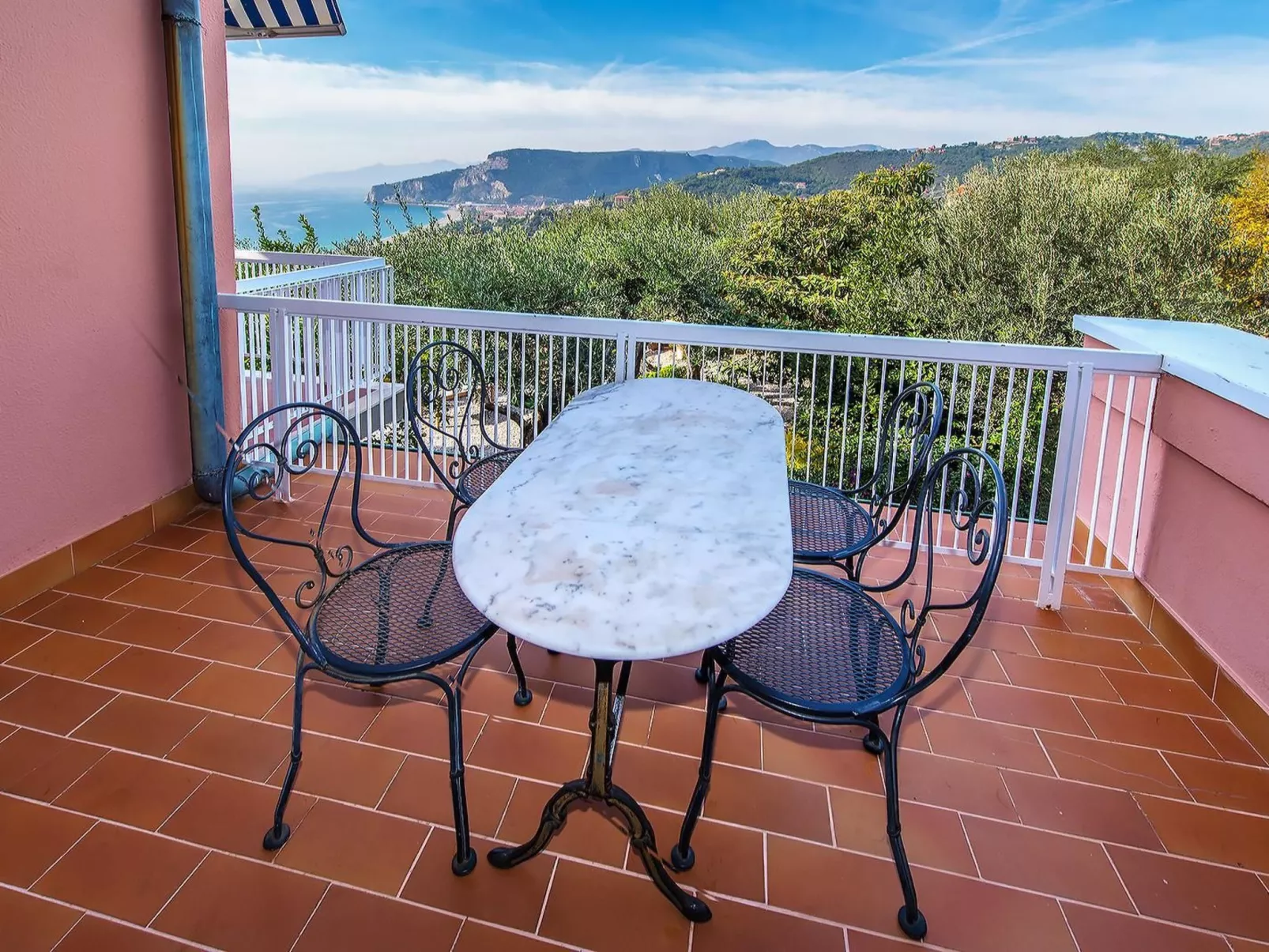 Wohnung mit Terrasse, Gemeinschaftspool und Aussicht-Image-tags.info