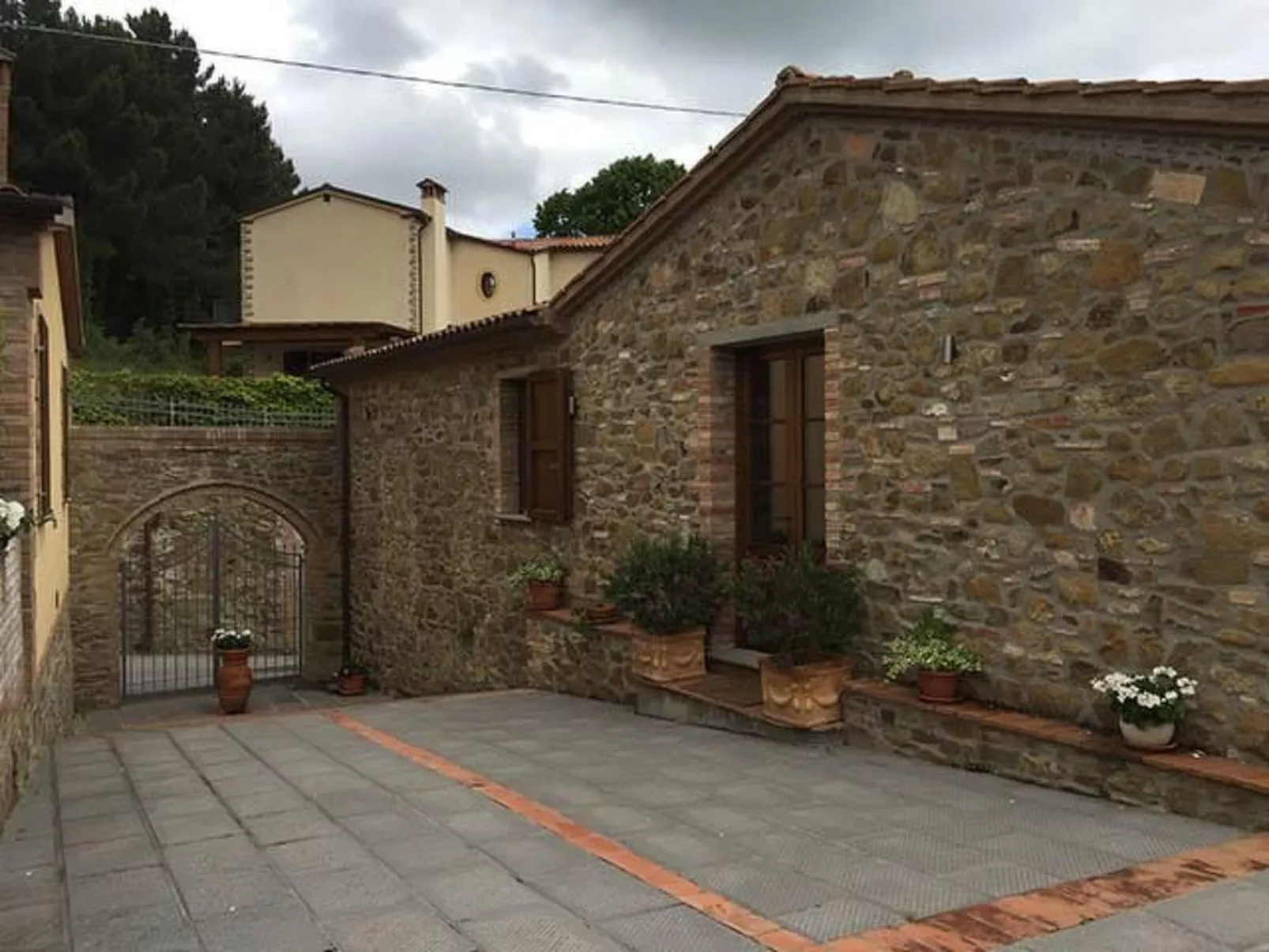 Gemütliches Ferienhaus mit Privatem Pool-Buiten