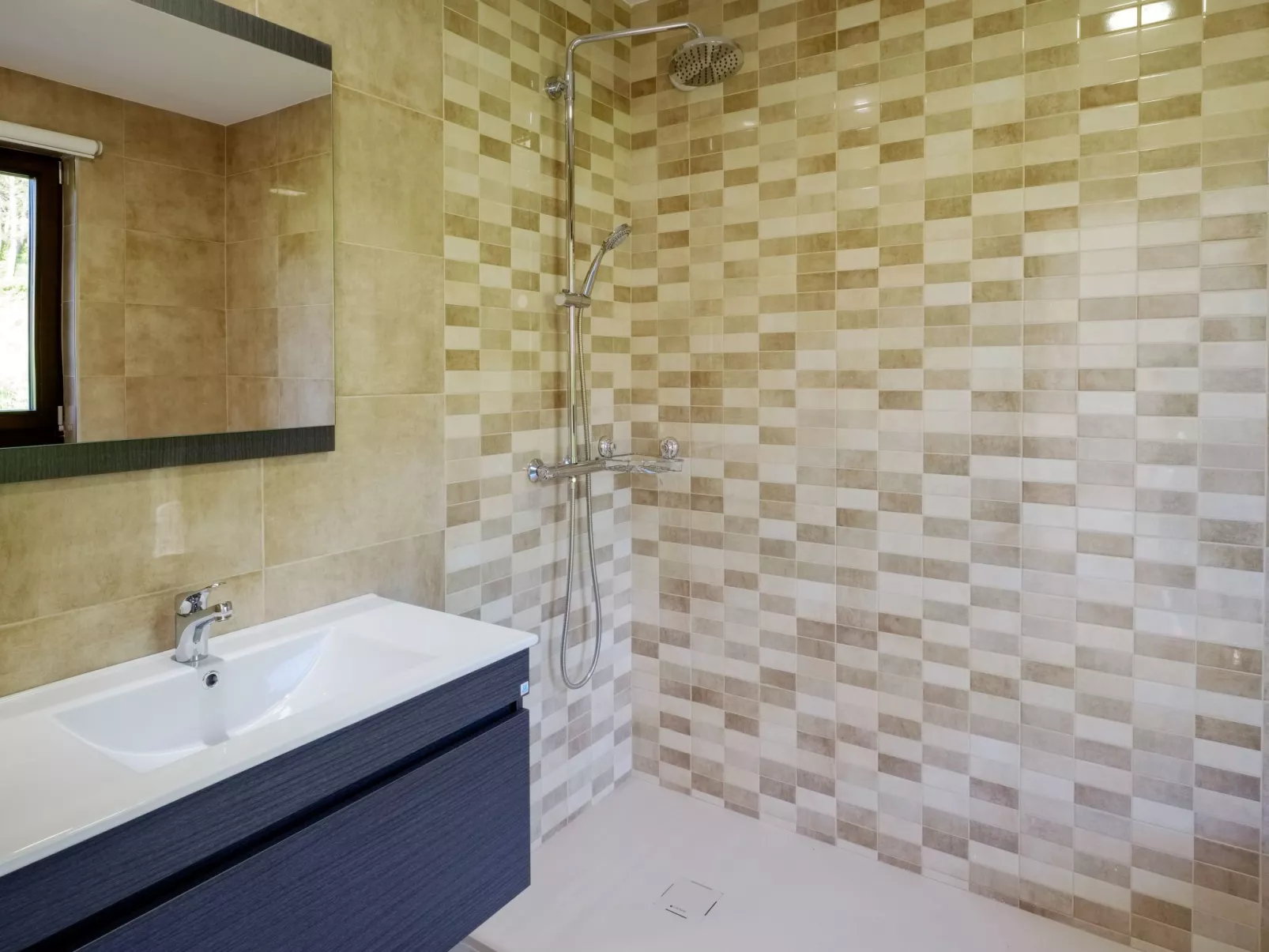 In Outes mit Sonniger Terrasse und Meerblick-Binnen