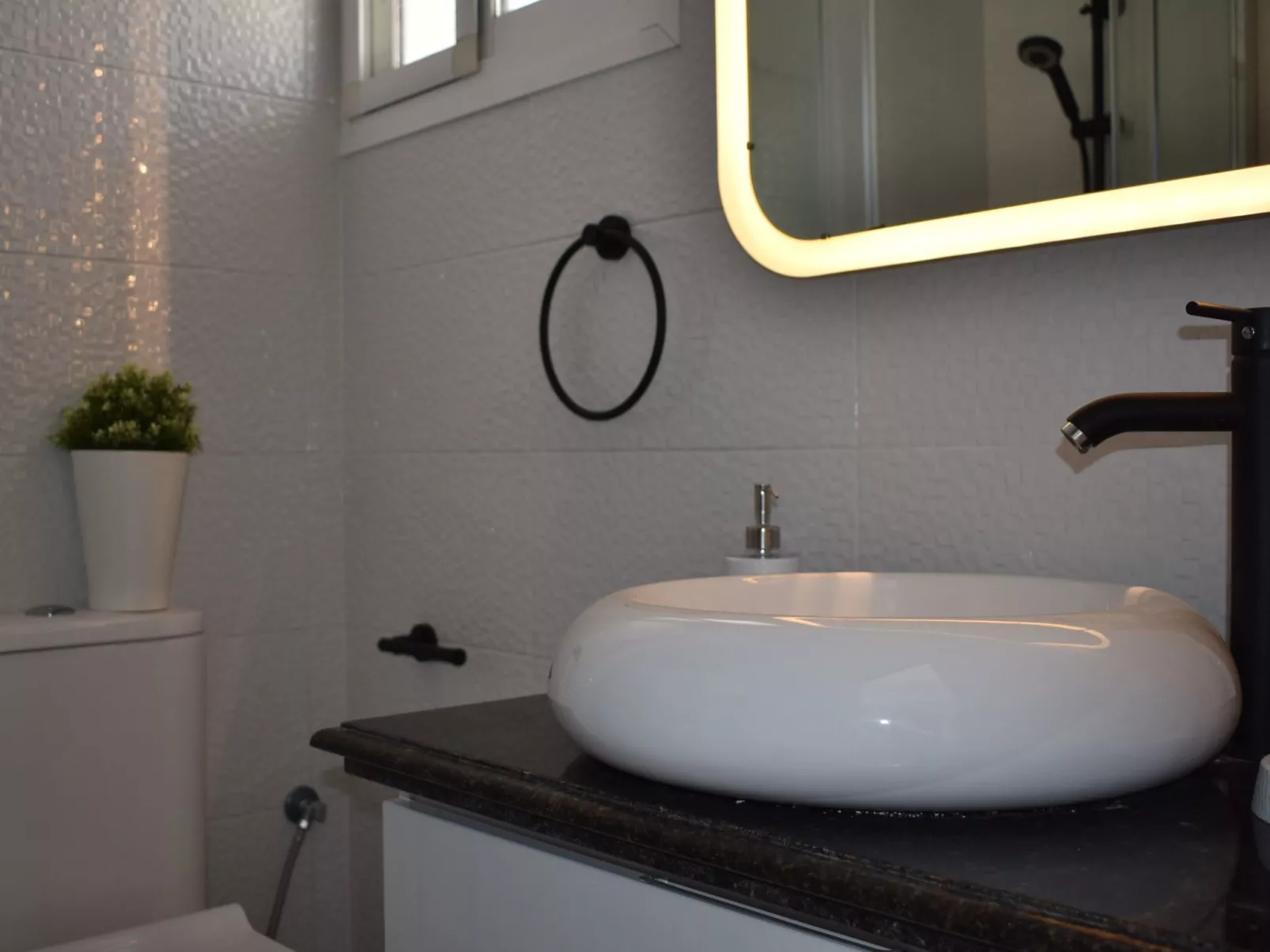 Helle und renovierte Ferienwohnung mit Balkon und tollem Blick auf das Meer-Buiten