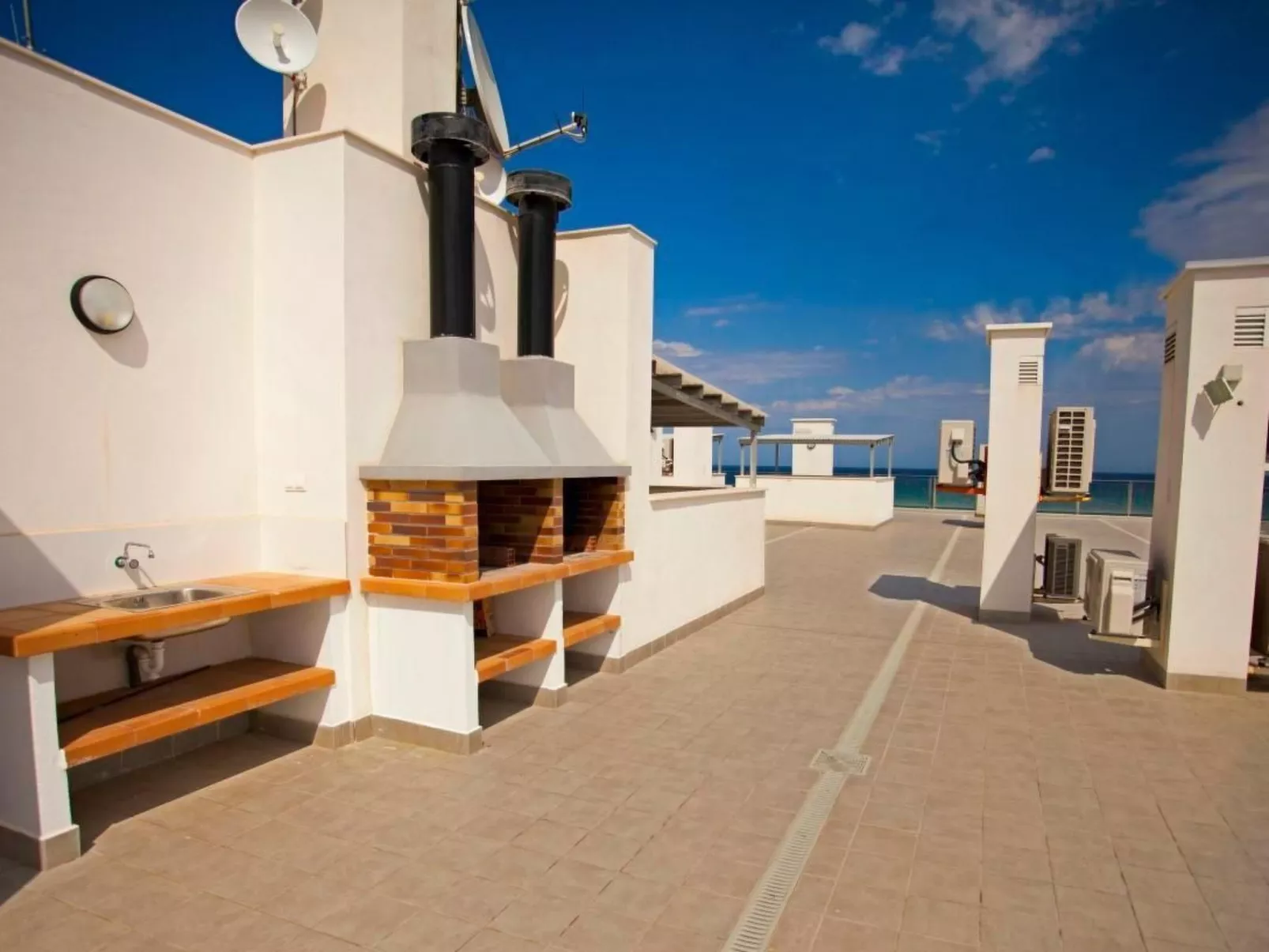 "Pinada Beach" mit Schwimmbad-Buiten