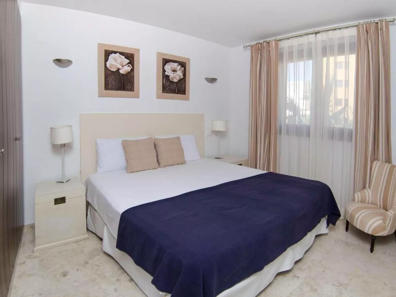 "Blue" mit Schwimmbad-Binnen