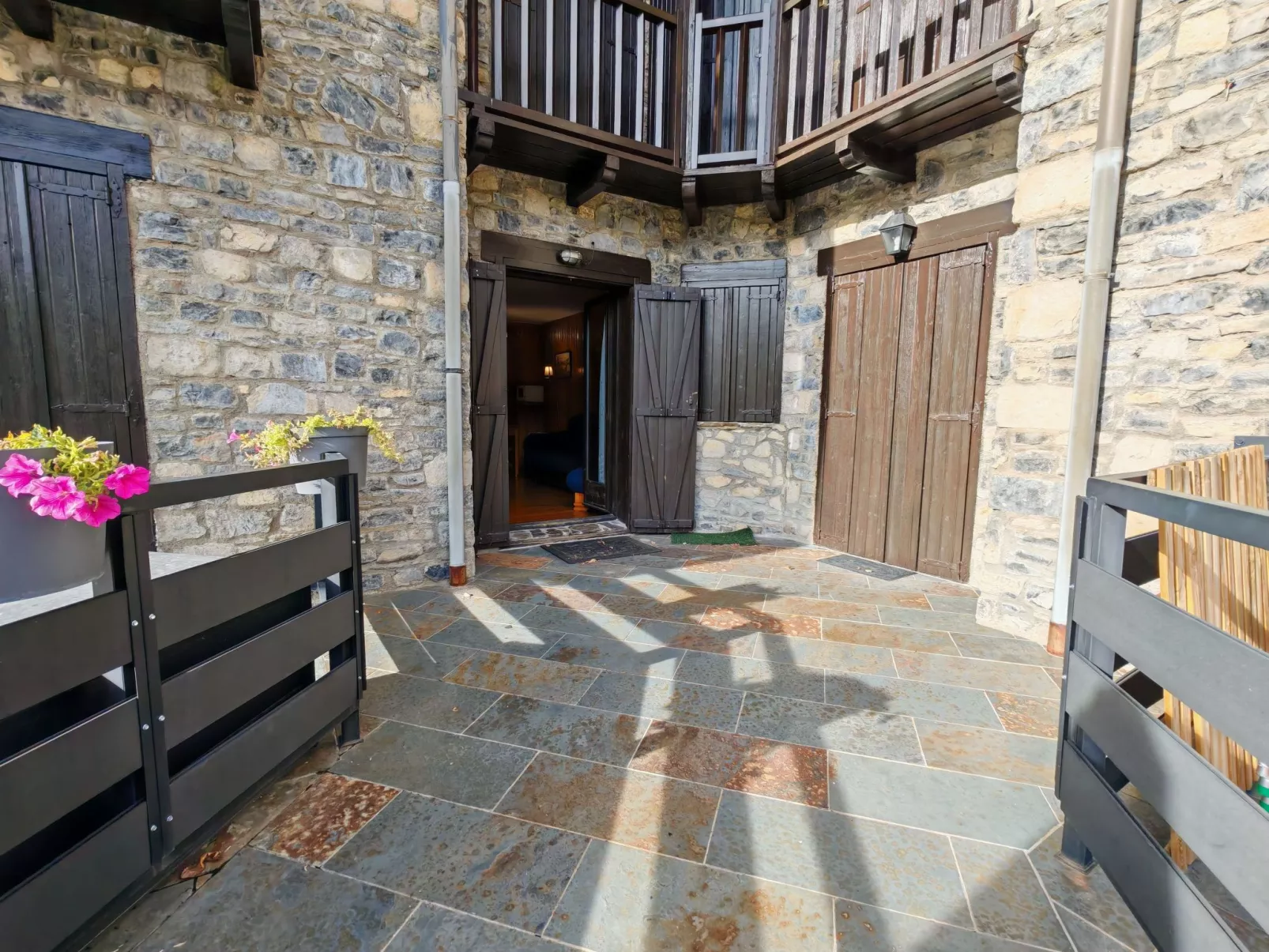 Wohnung Besiberri 3 befindet sich im Erdgeschoss mit Terrasse Vall de Boí-Binnen