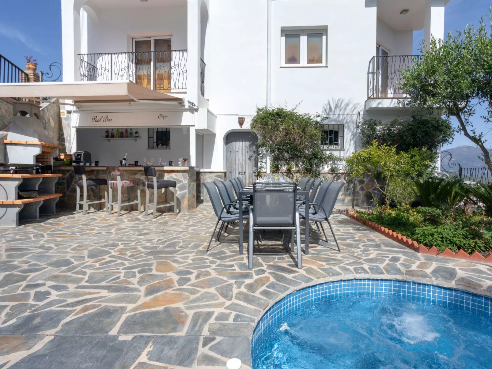 Spa-Spielzimmer mit Außen-Whirlpool und Schwimmbad-Binnen