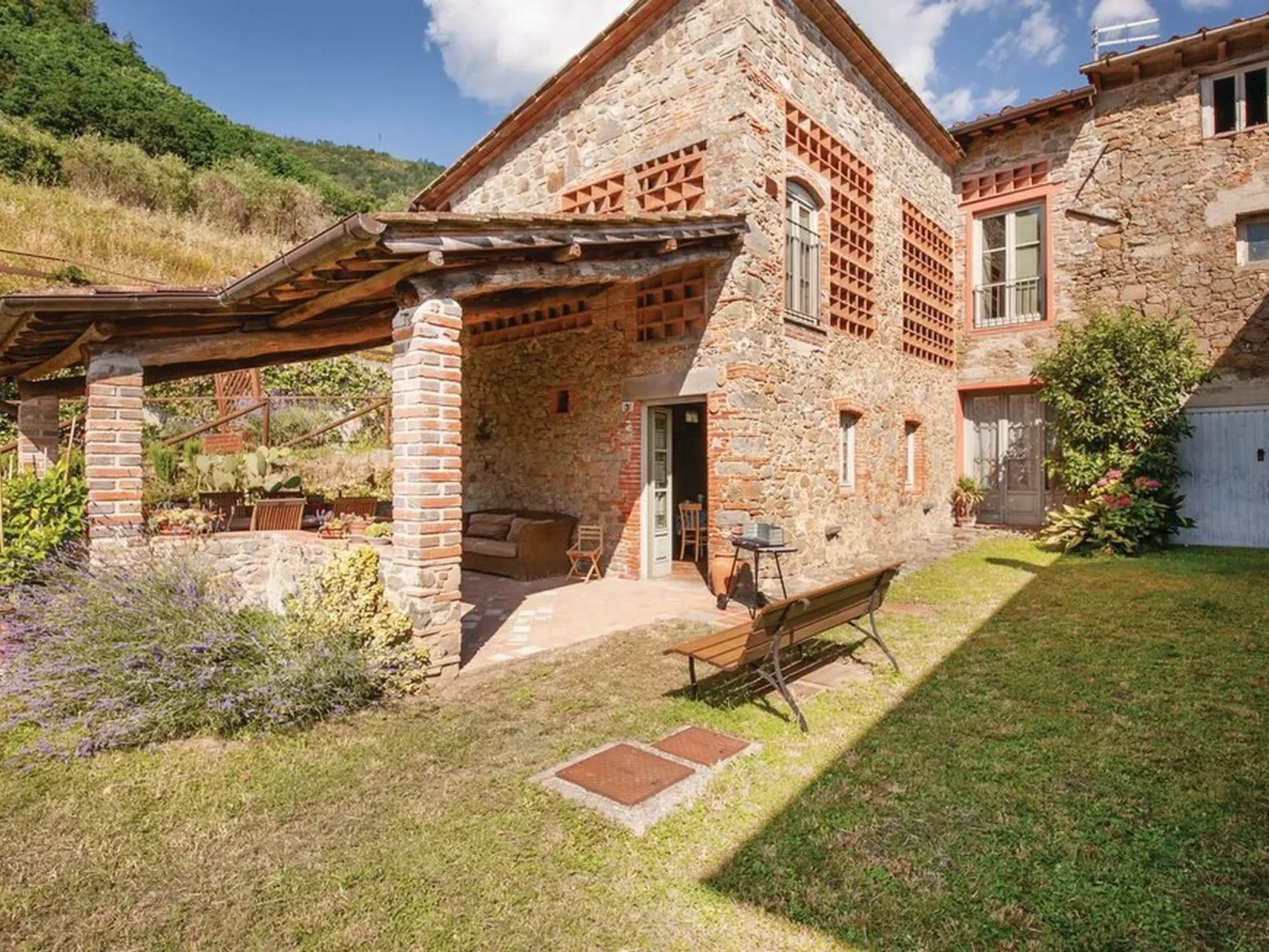 Haus mit Garten, Terrasse, in den Hügeln von Lucca-Buiten