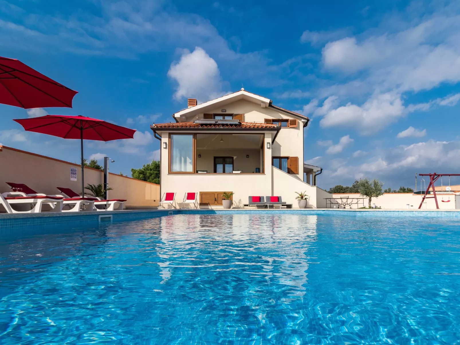 Nettes Ferienhaus in Pomer mit Privatem Pool-Buiten