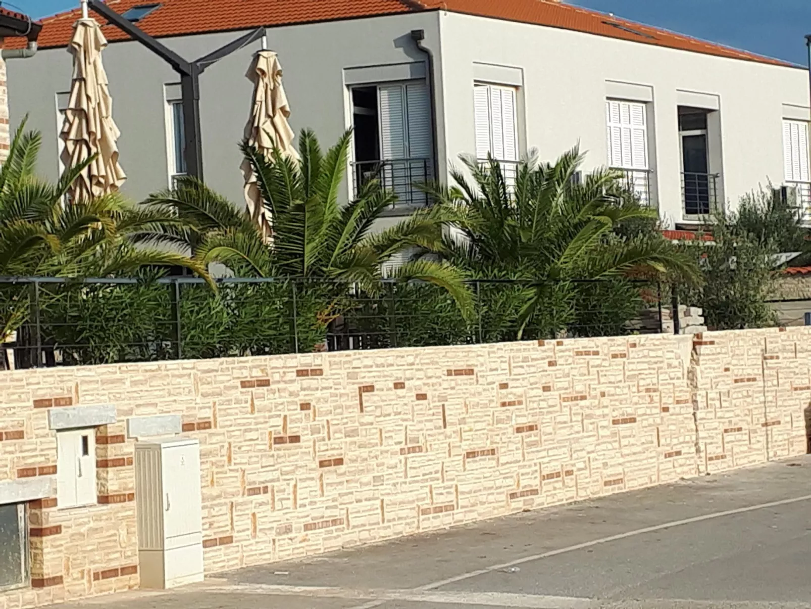 Direkt am Meer liegendes Apartment mit Garten-Buiten