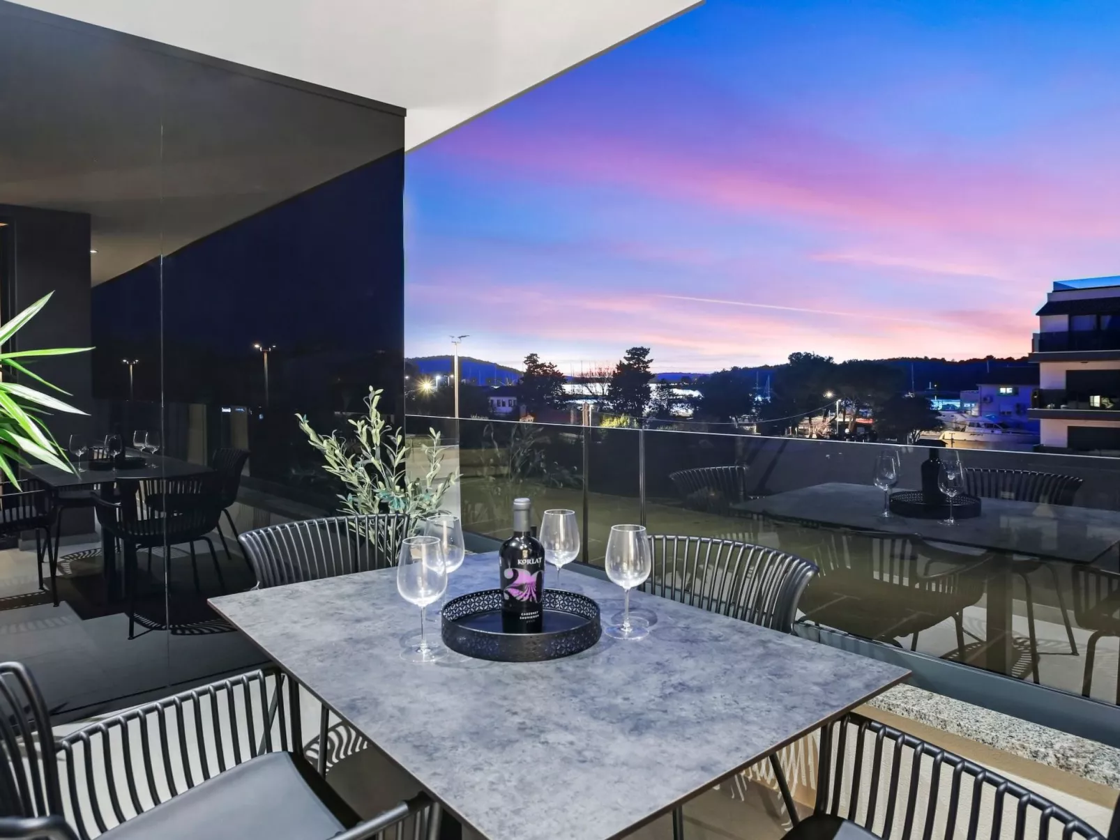 Fly Room - A2-Binnen