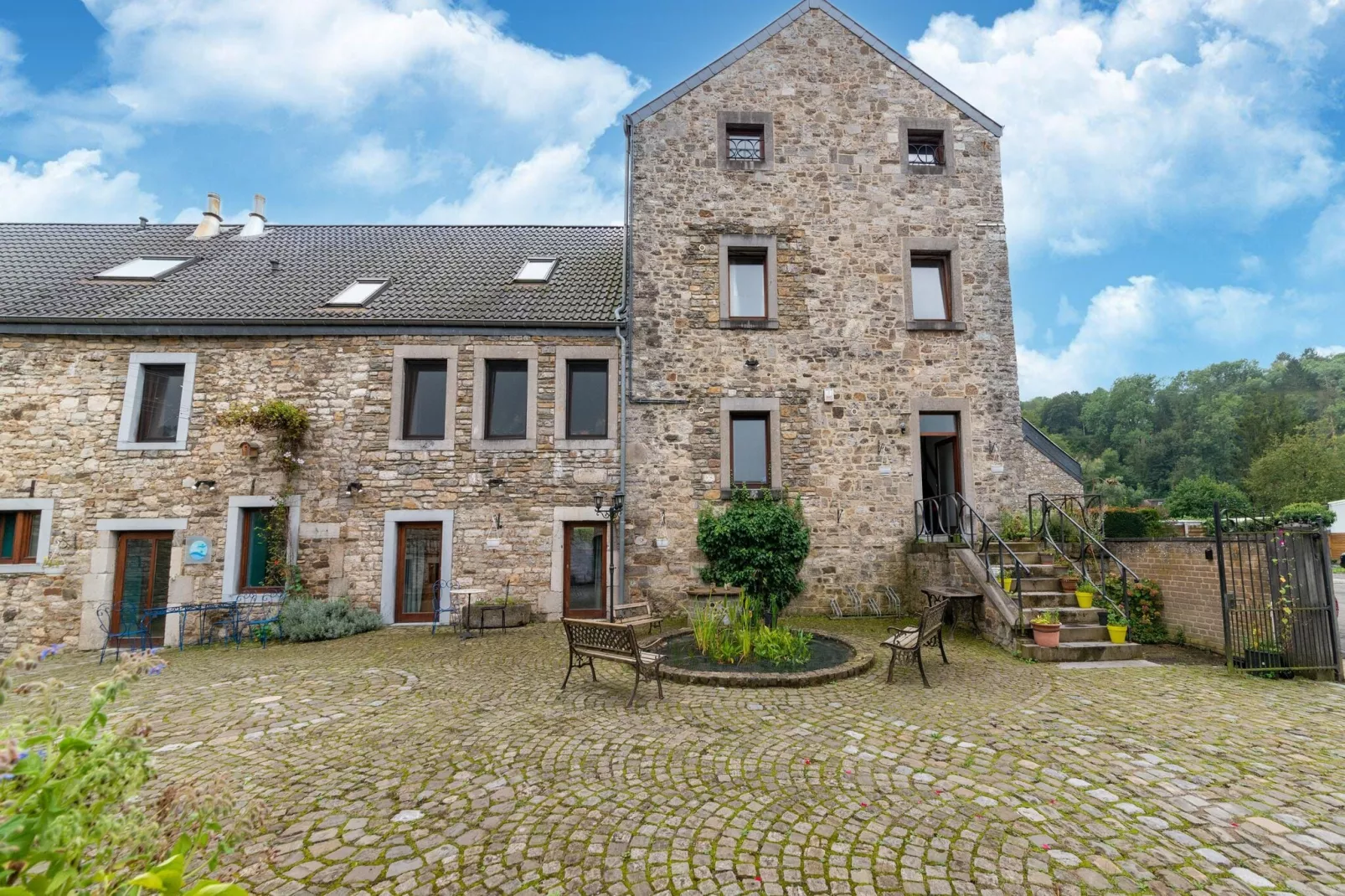 Magnifique habitation pour 5 adultes avec piscine intérieure-Buitenkant zomer