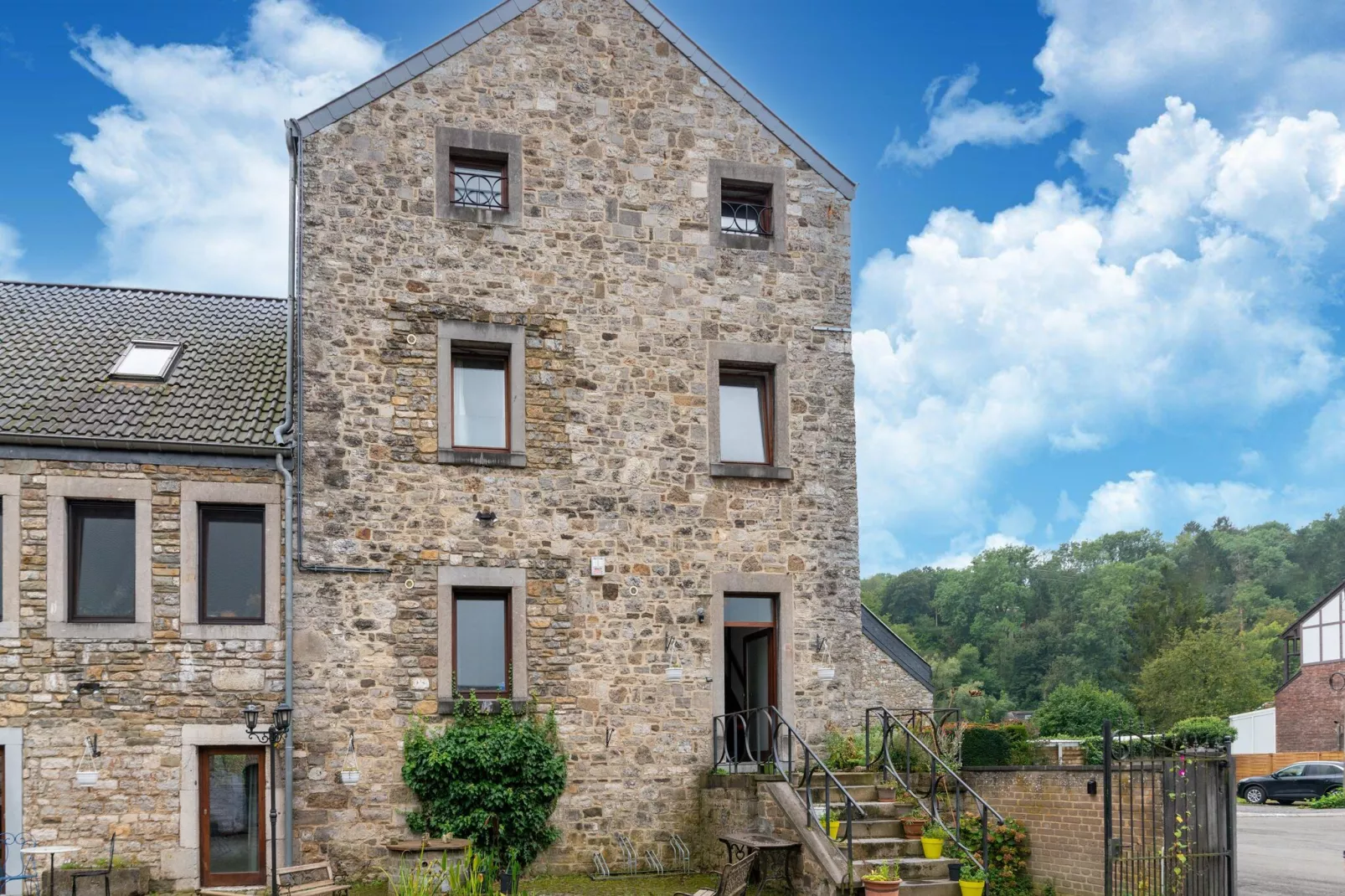 Magnifique habitation pour 5 adultes avec piscine intérieure-Buitenkant zomer