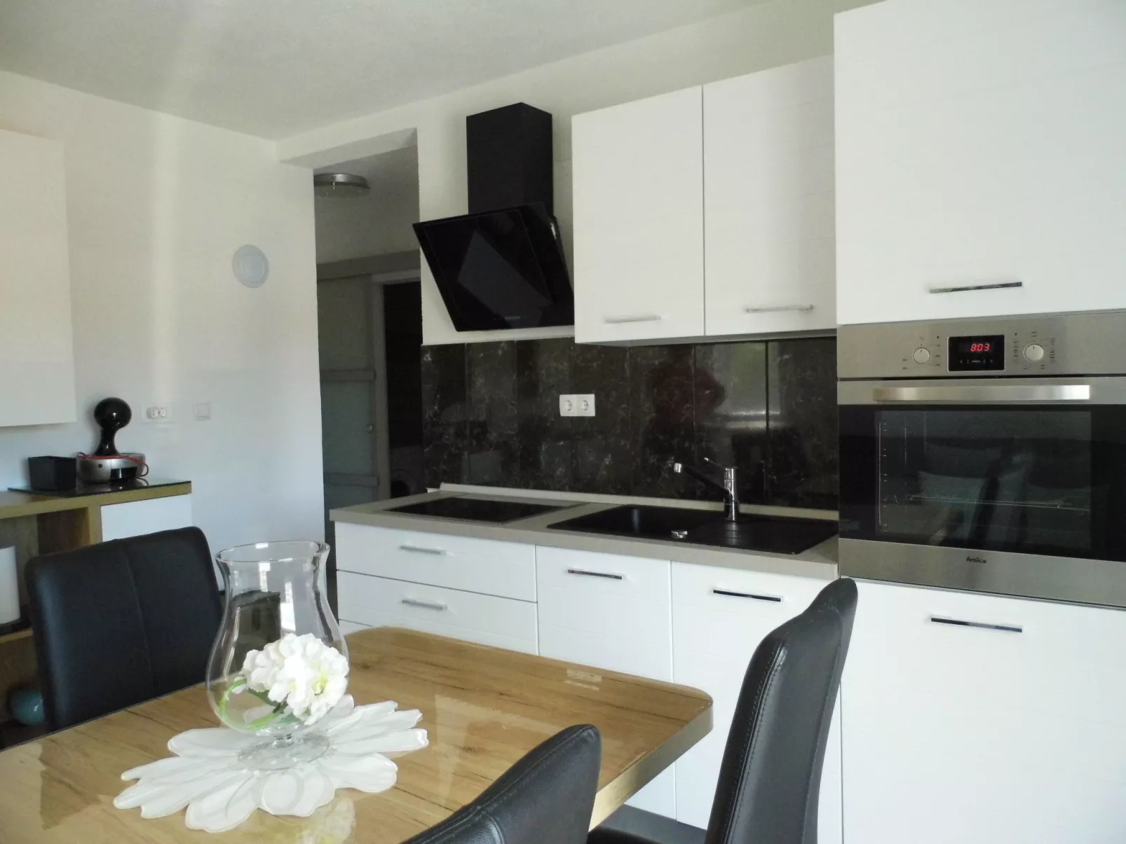 Ausgezeichnete neue und moderne Wohnung-Binnen