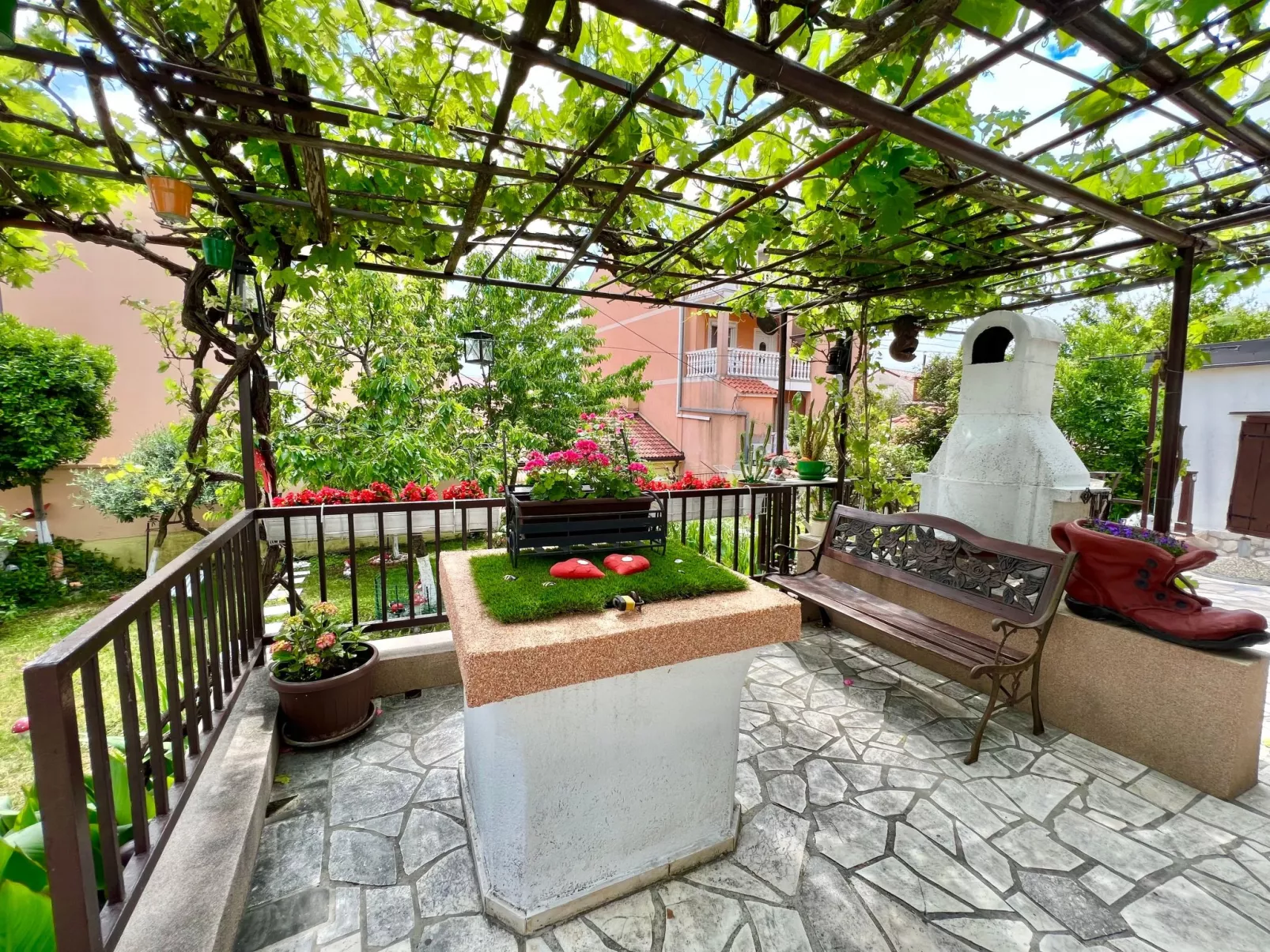 Mit eigenem Garten und Grill-Buiten