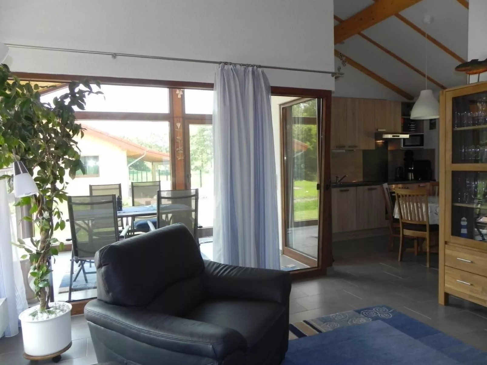 E19 Haus mit Wintergarten, Terrasse und Garten-Binnen