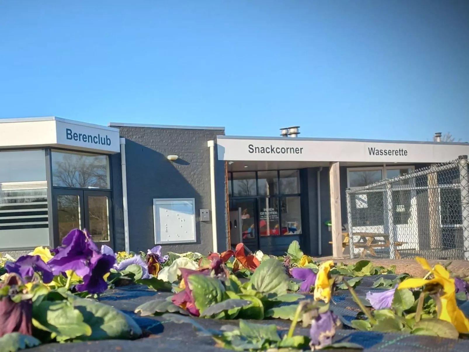 Gemütliches Chalet mit Terrasse-Buiten