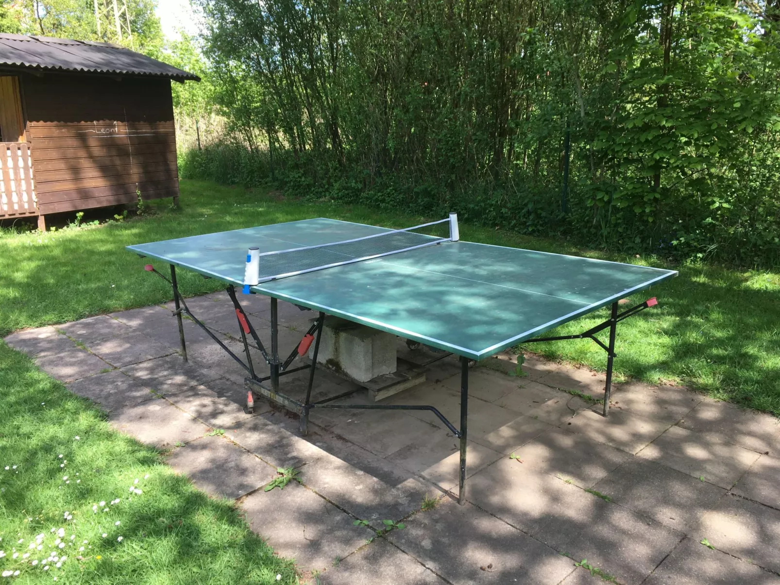 Haus mit Spielwiese-Buiten