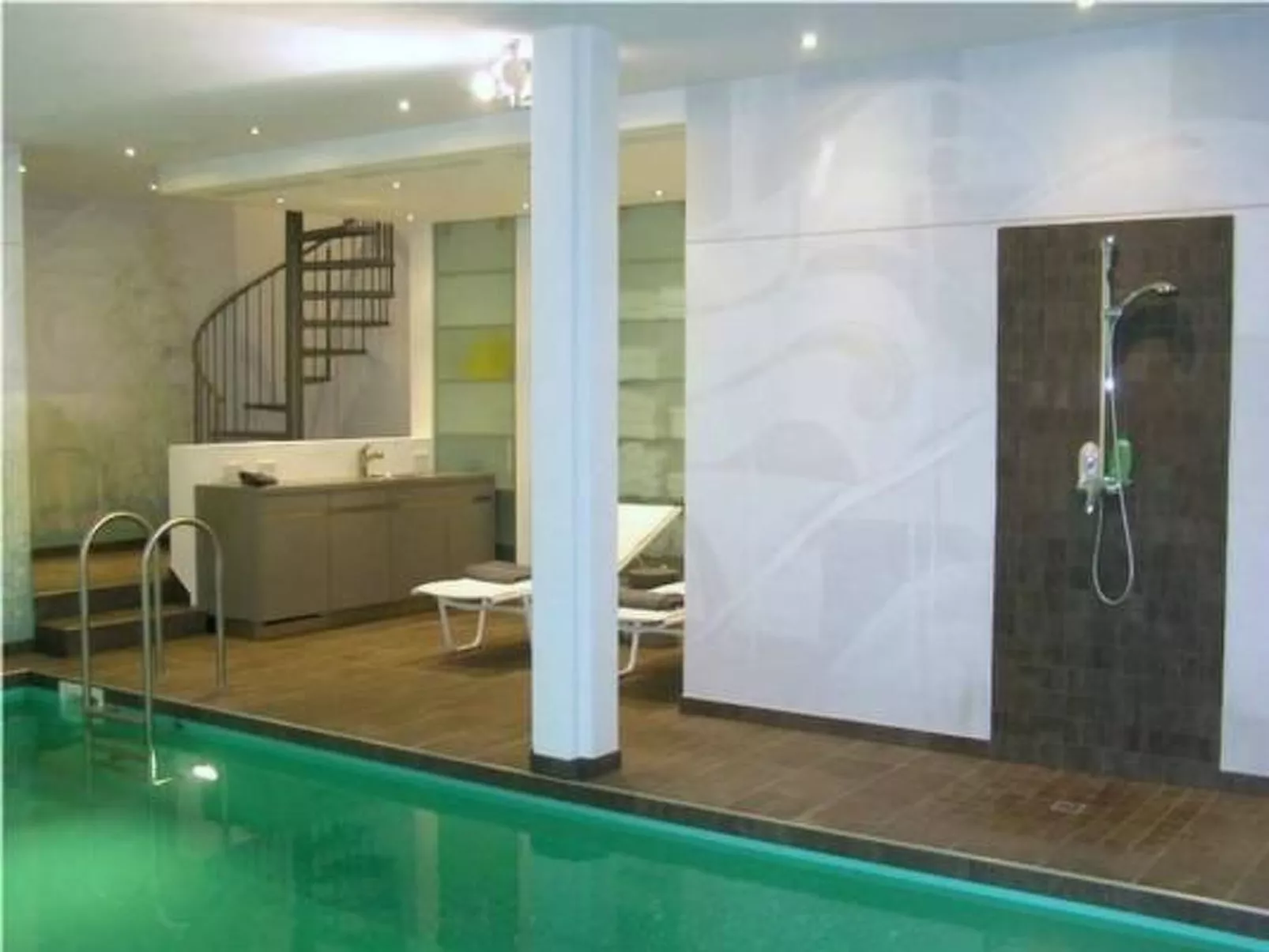 Modernes Luxusapartment am Hang, Wellnessbereich-Binnen