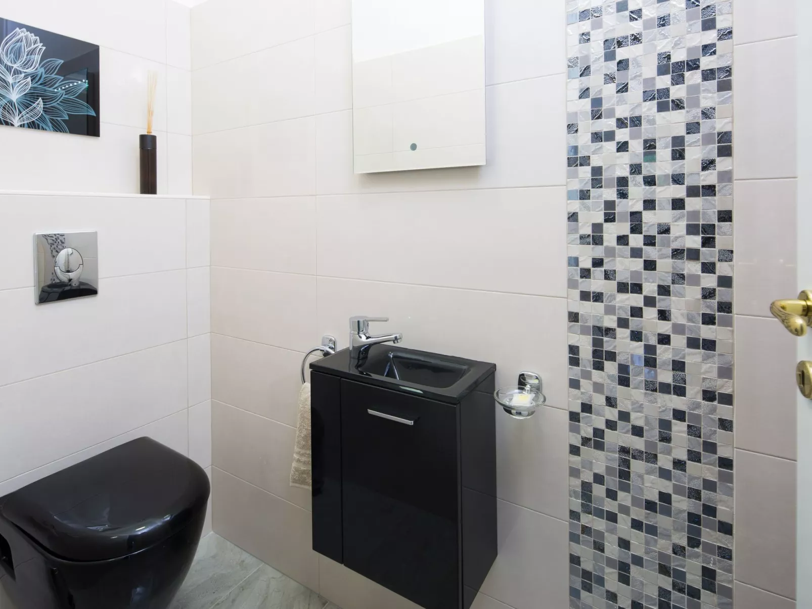 Schöne Villa mit Garten und Biodesign-Pool-Binnen