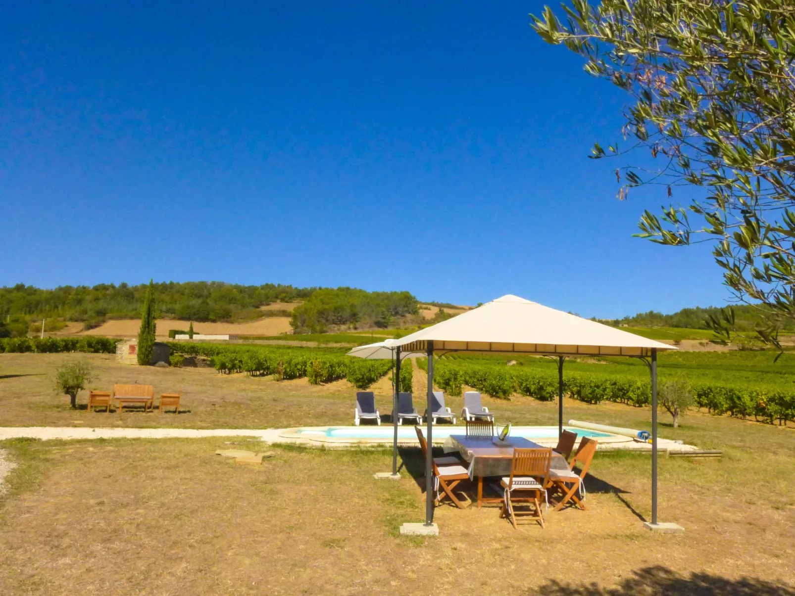 Mit eigenem Pool-Buiten