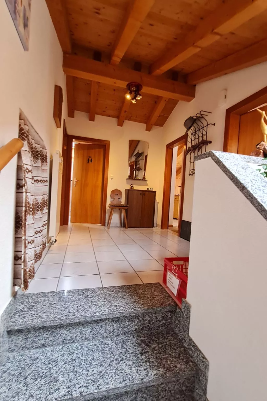 Chalet Haus (bei Einfahrt grosser Nussbaum )-Binnen