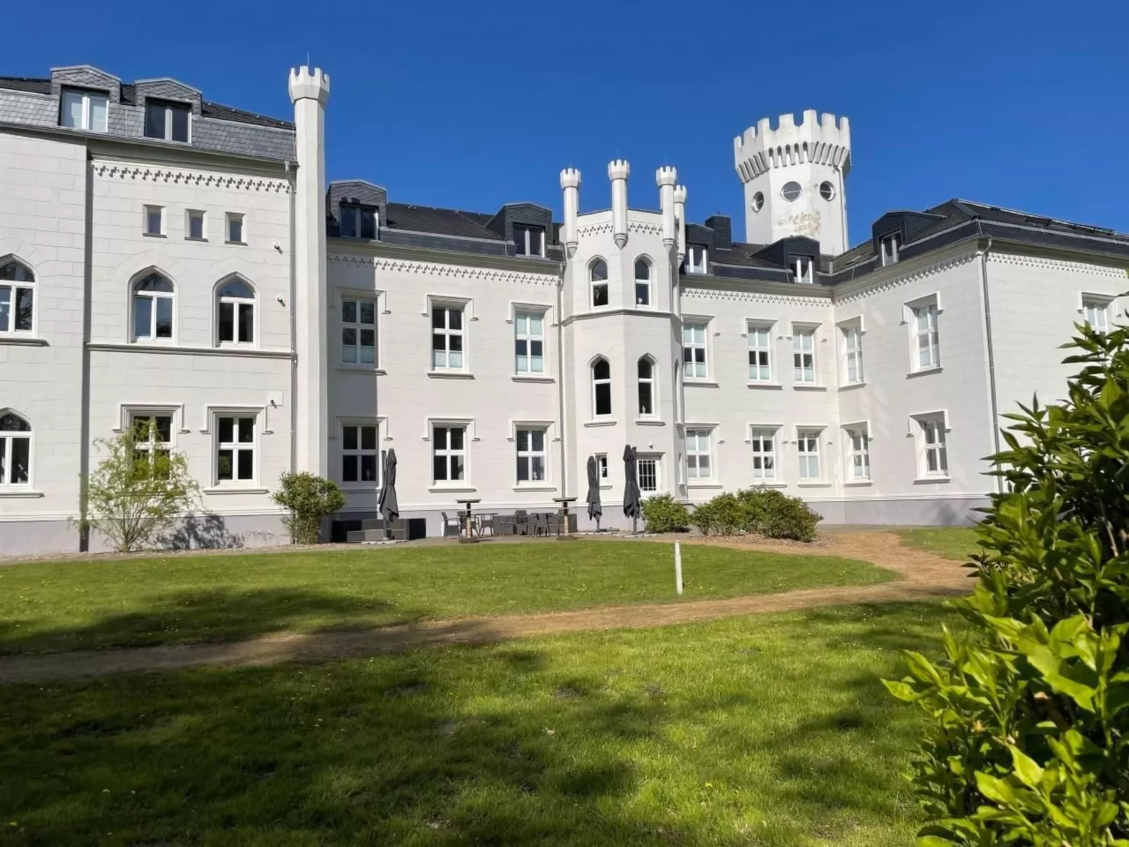 Weisses Traumschloss an der Ostsee-Buiten