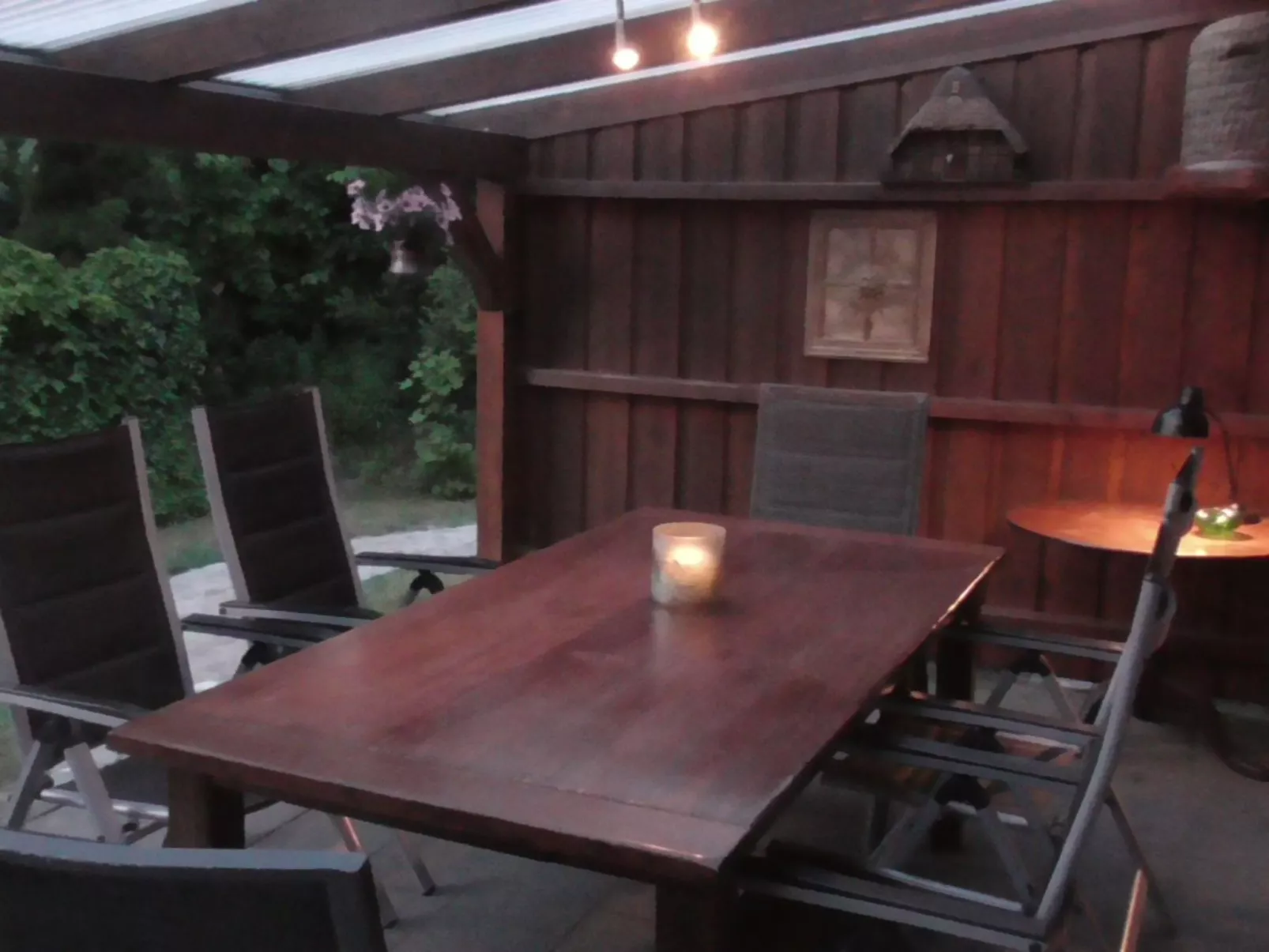 Mit überdachter Terrasse und Carport-Buiten